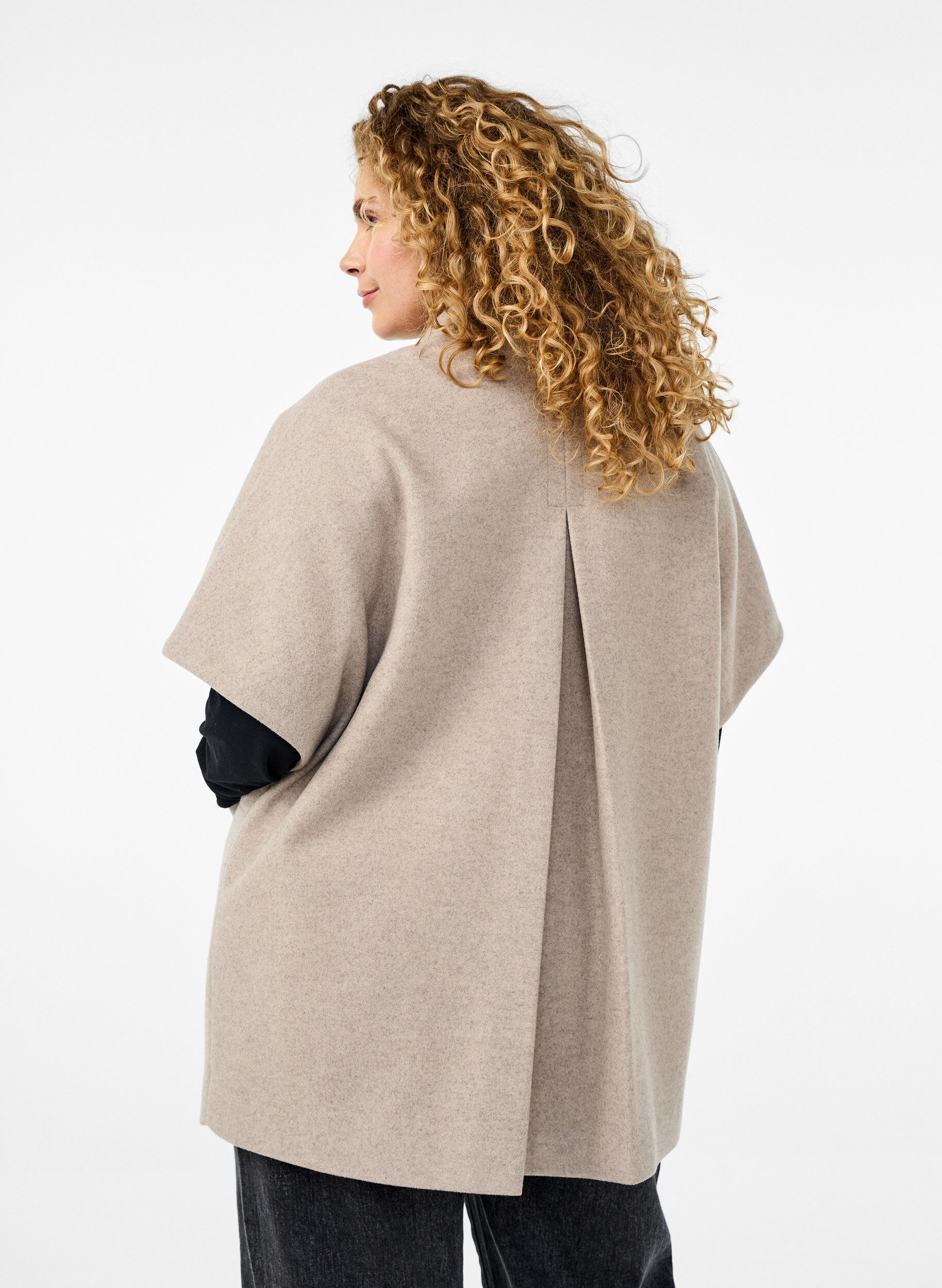 Zizzi Cape-Jacke in Wolloptik mit kurzen &Auml;rmeln, Simply Taupe Mel., Model image number 1