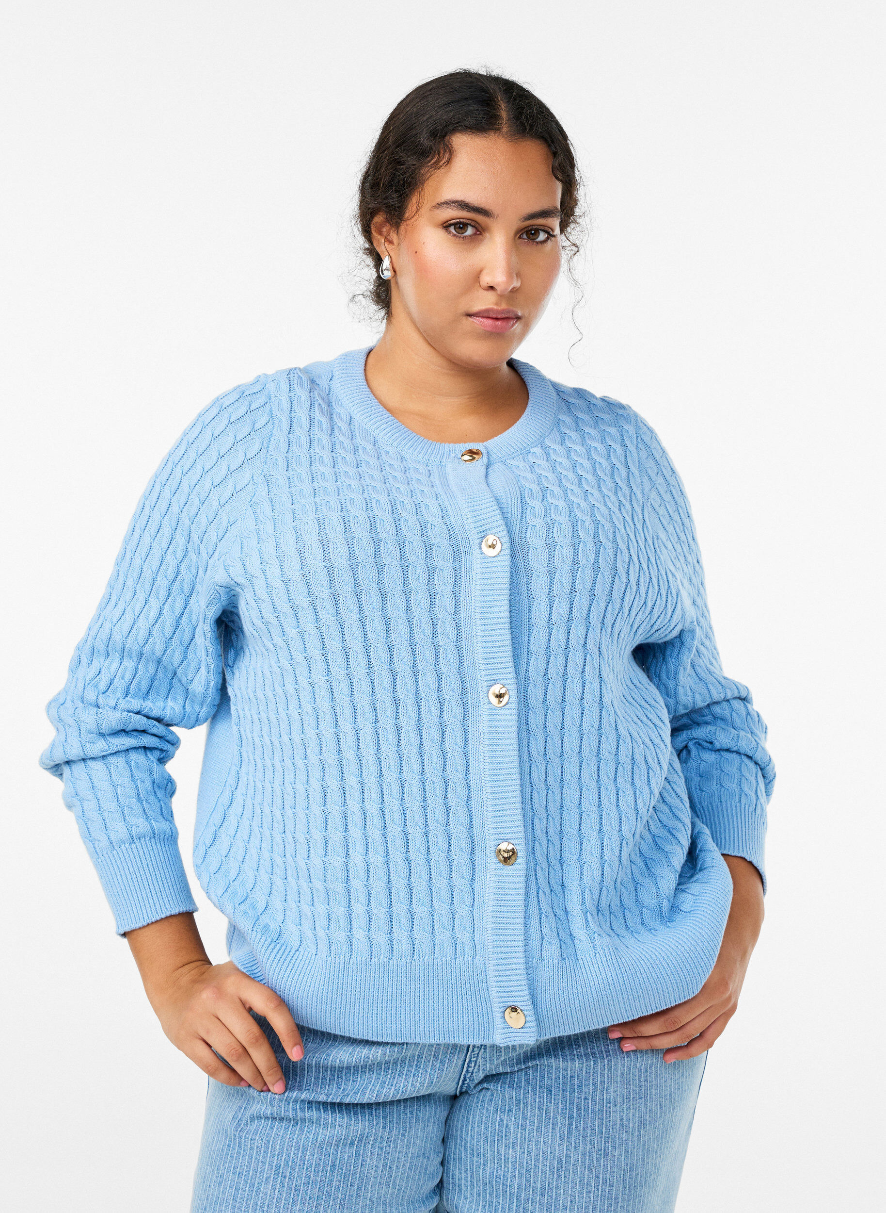 Zopfmuster-Strickjacke mit goldenen Kn&ouml;pfen, Blau, Model