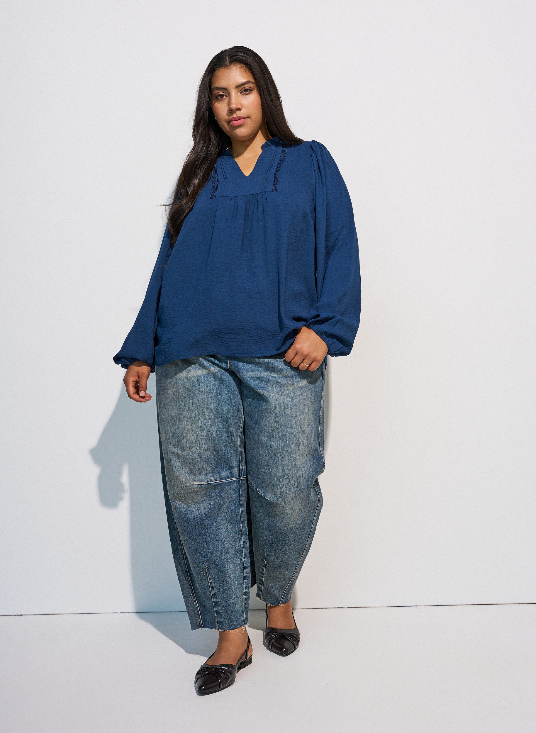 ZizziBluse mit V-Ausschnitt und H&auml;kelband, Blau, Model image number 1