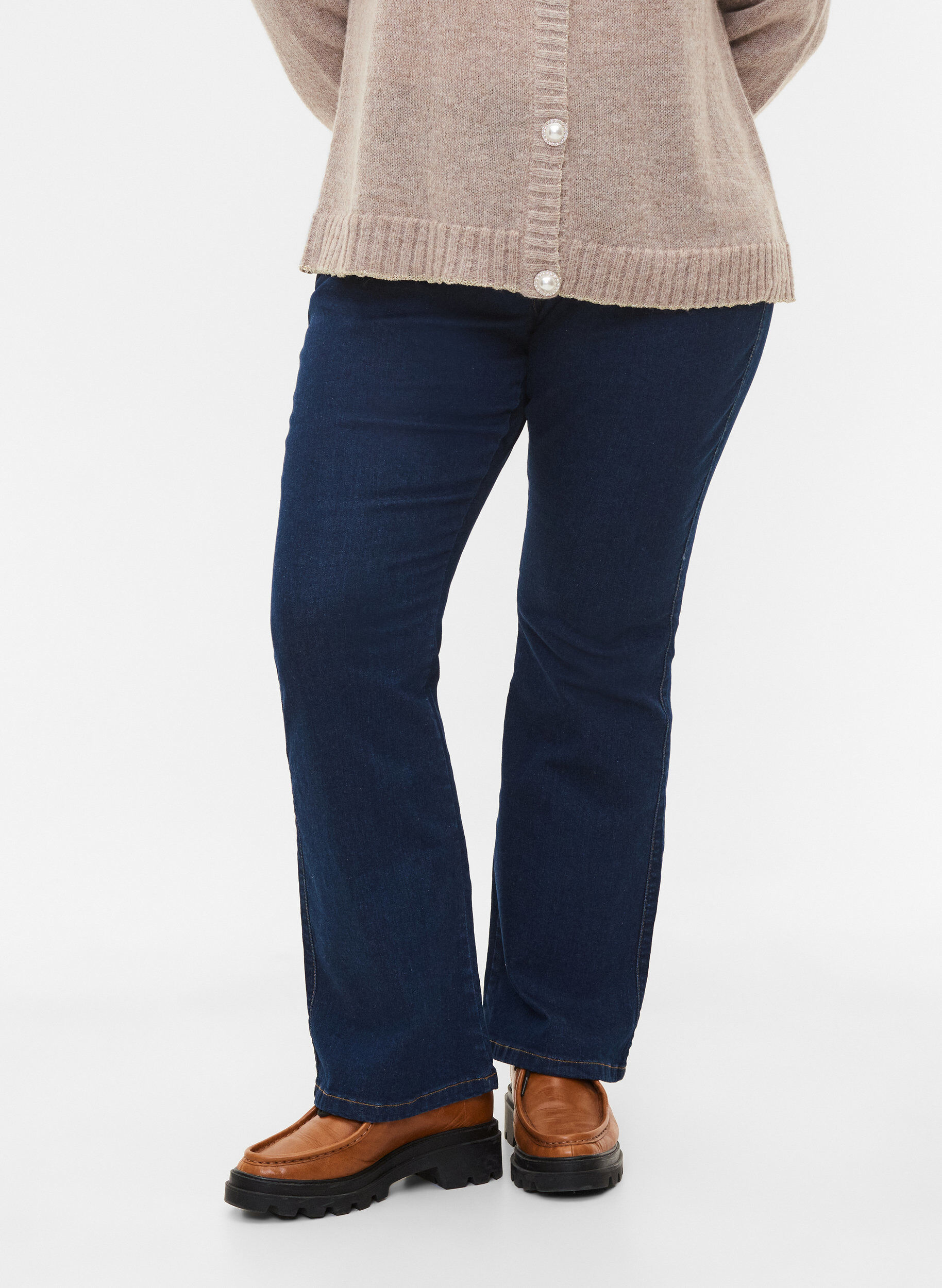 Zizzi Ellen Bootcut-Jeans mit hoher Taille, Blau, Model image number 2