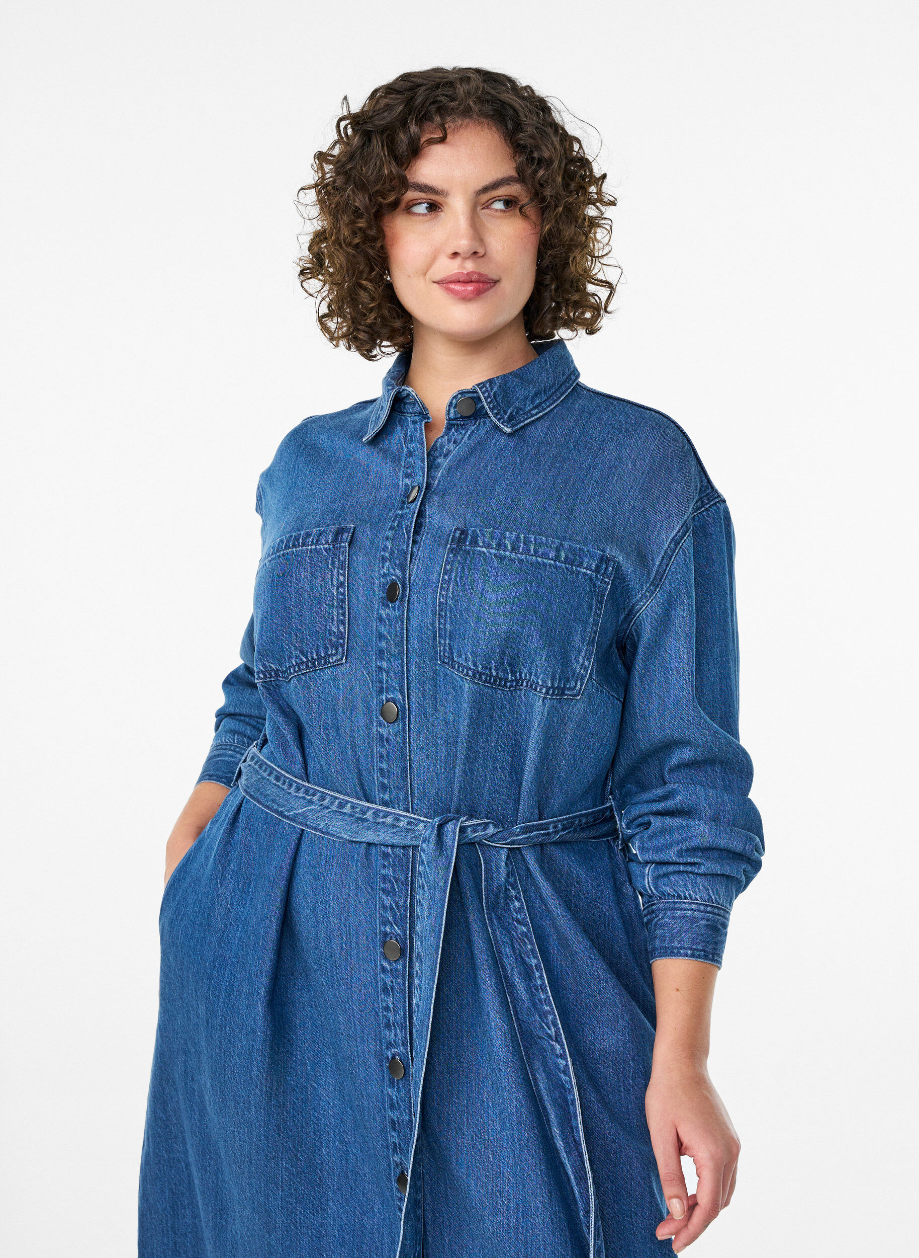 Zizzi Denim-Hemdkleid mit Bindeg&uuml;rtel und Seitentaschen, Blau, Model image number 2