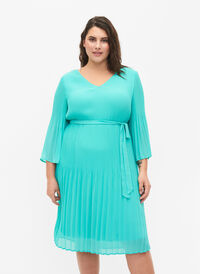 Plissiertes Kleid mit 3/4-Ärmeln, Turquoise, Model