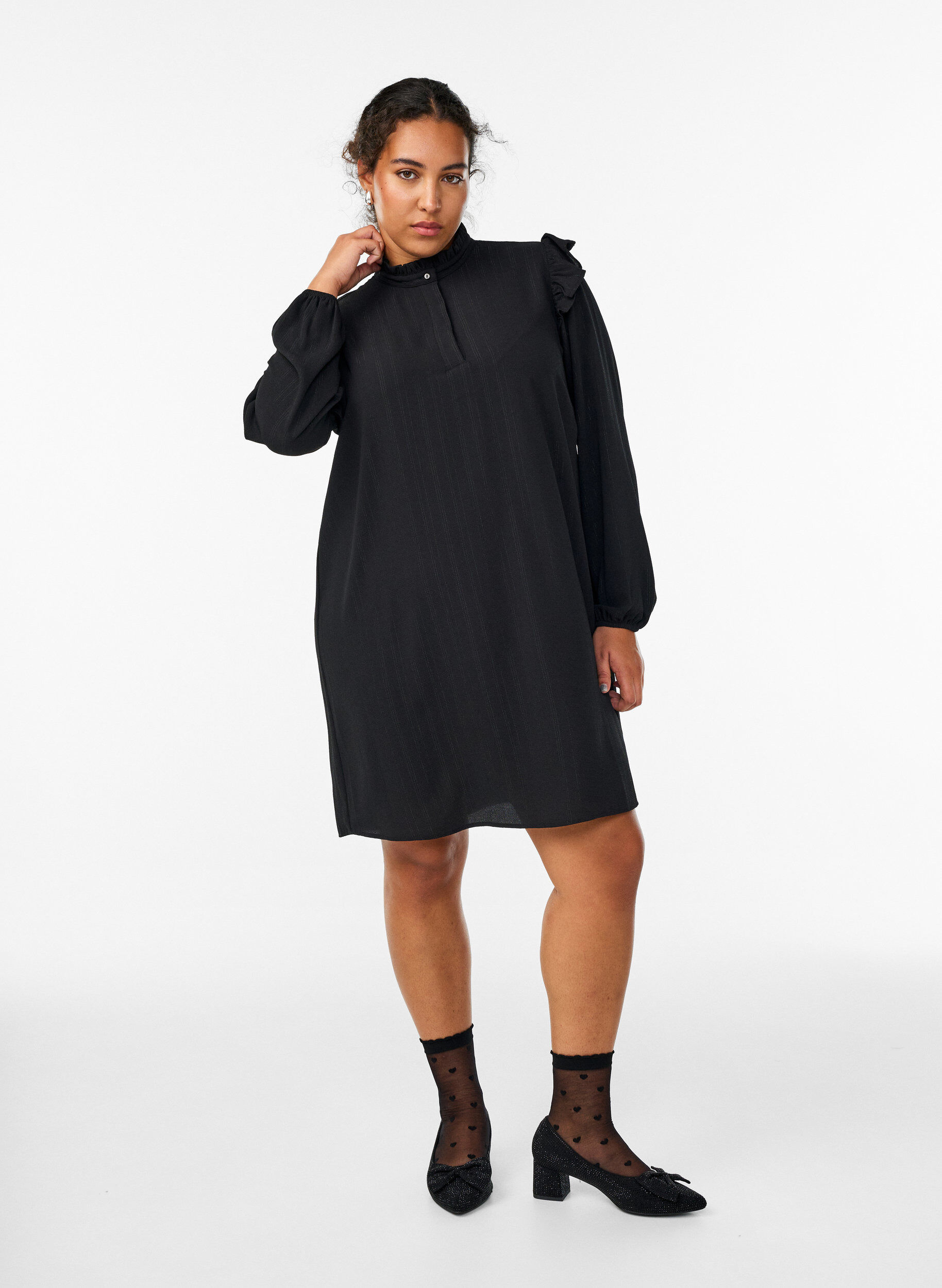 Zizzi Kurzes Kleid mit R&uuml;schen und Glitzer , Schwarz, Model image number 1