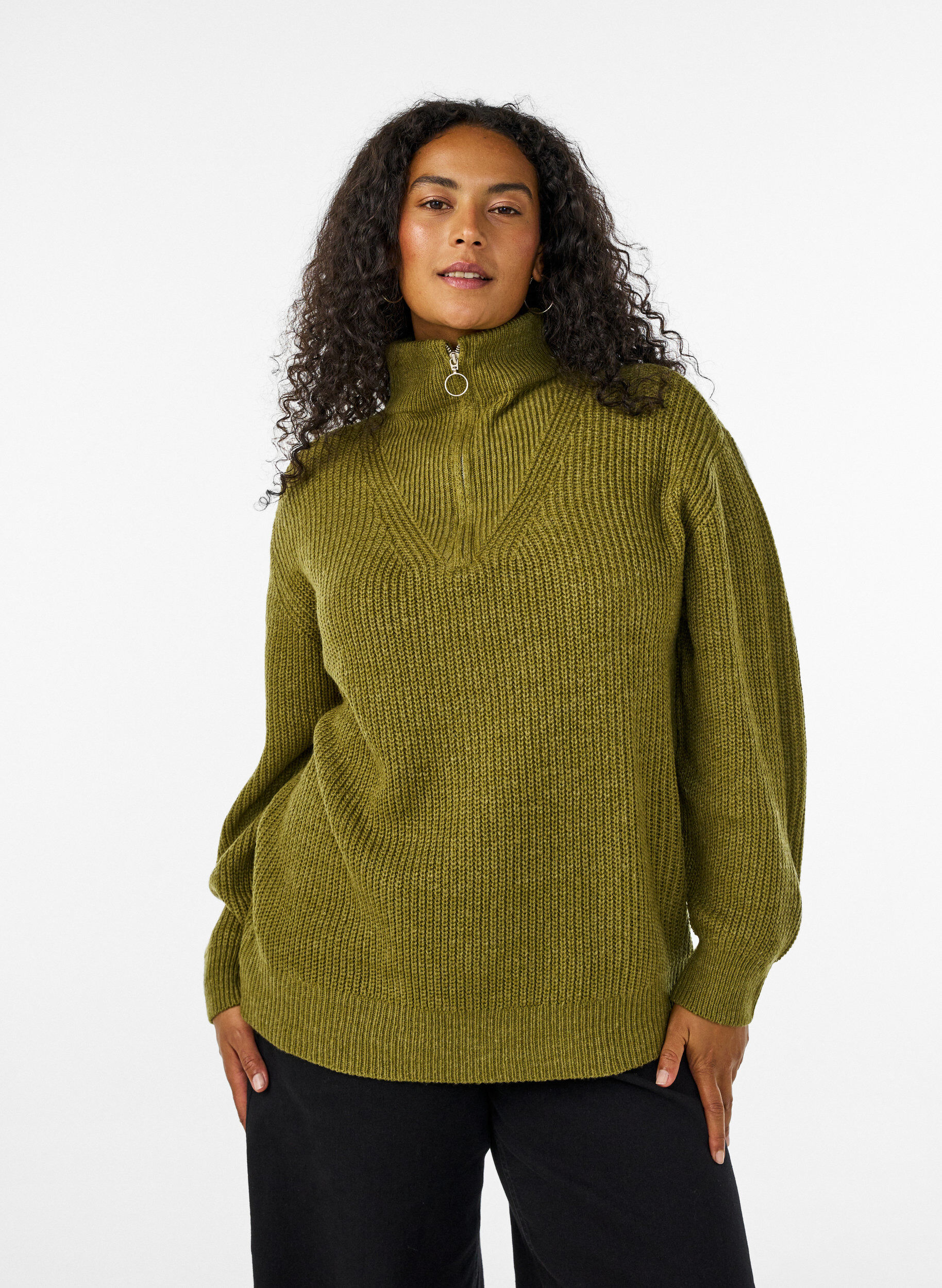 Strickpullover mit hohem Kragen und Rei&szlig;verschluss, Gr&uuml;n, Model