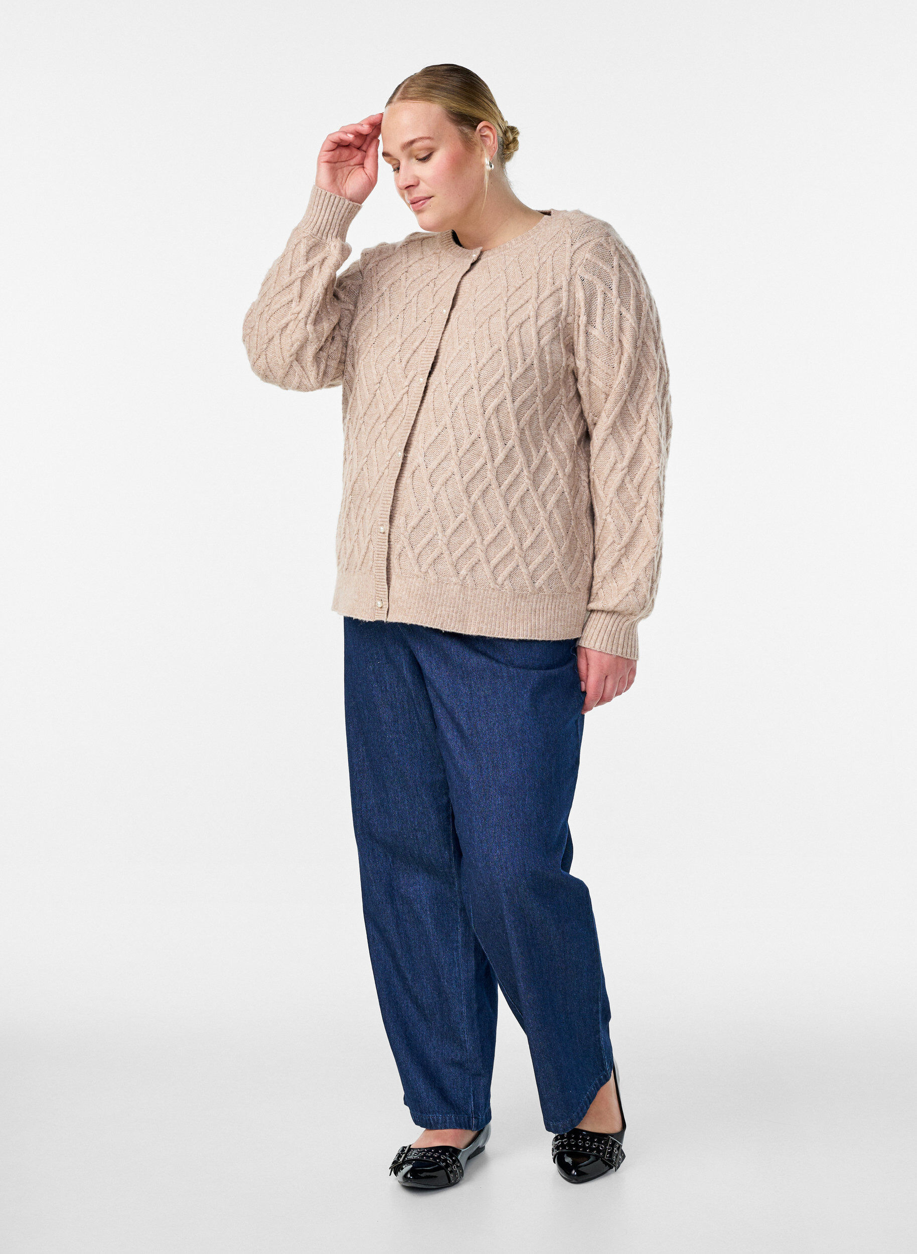 Zizzi Zopfmuster Strickjacke mit Perlenkn&ouml;pfen, Beige, Model image number 1