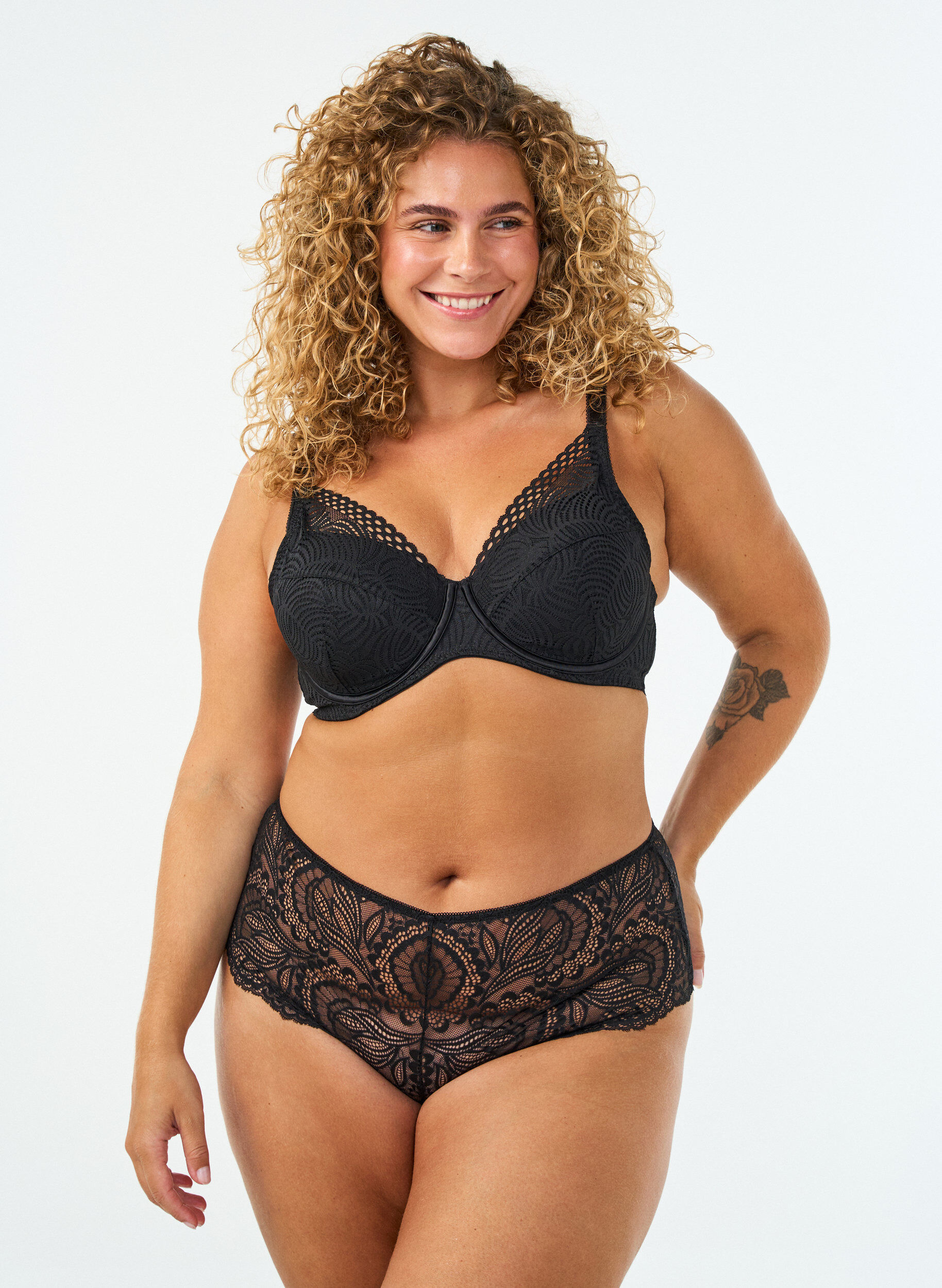 ZizziSpitzen-BH mit gepolsterten Cups, Schwarz, Model image number 1