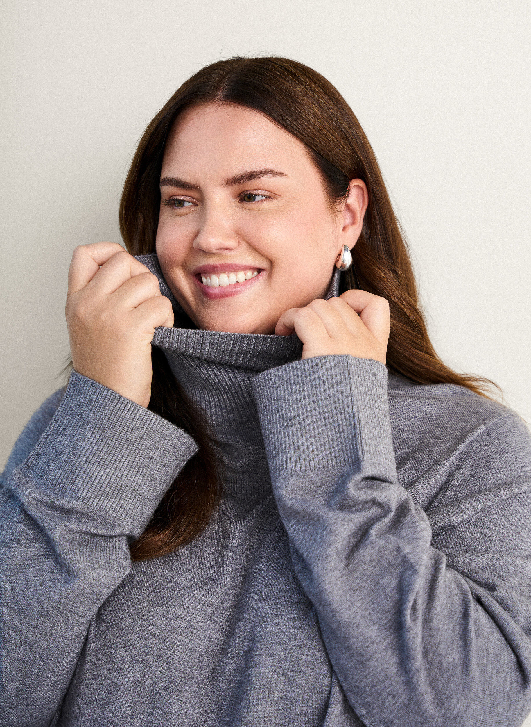 Zizzi Strickbluse mit Rollkragen und seitlichen Kn&ouml;pfen, Grau, Image image number 0