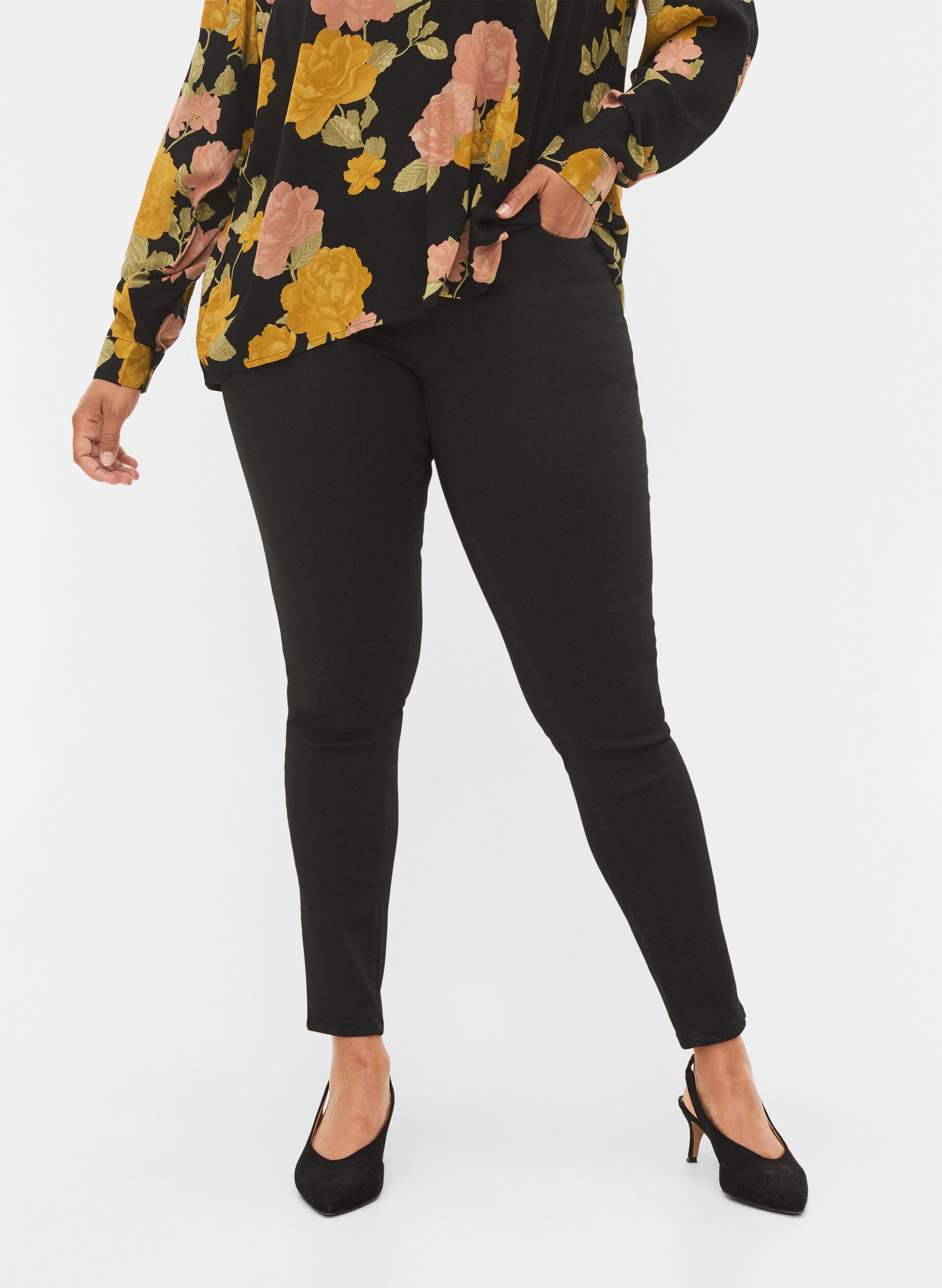 Zizzi Stay Black Amy Jeans mit hoher Taille, Black, Model image number 2