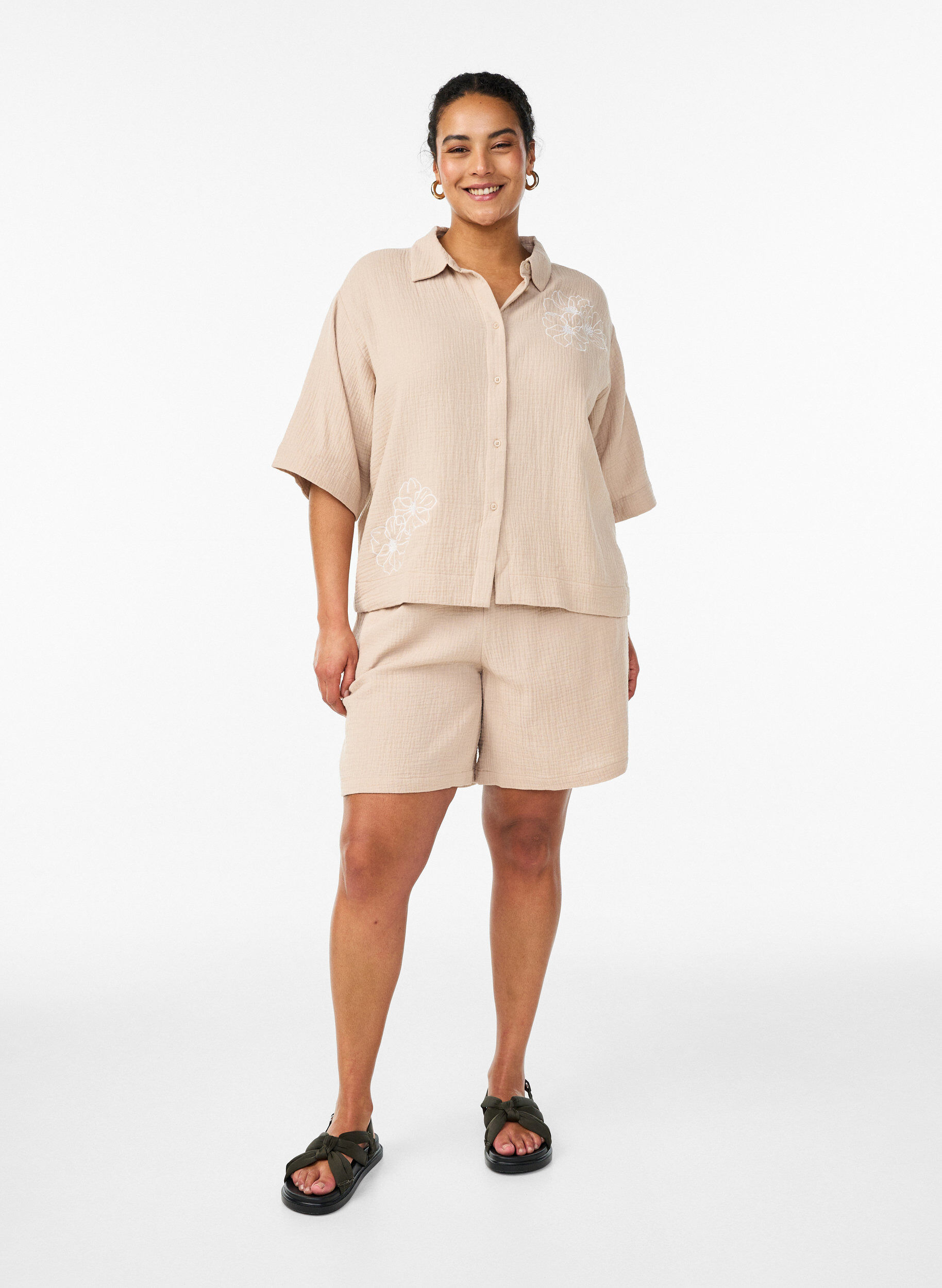 Zizzi Hoch taillierte Shorts aus Baumwoll-Musselin, Beige, Model image number 1