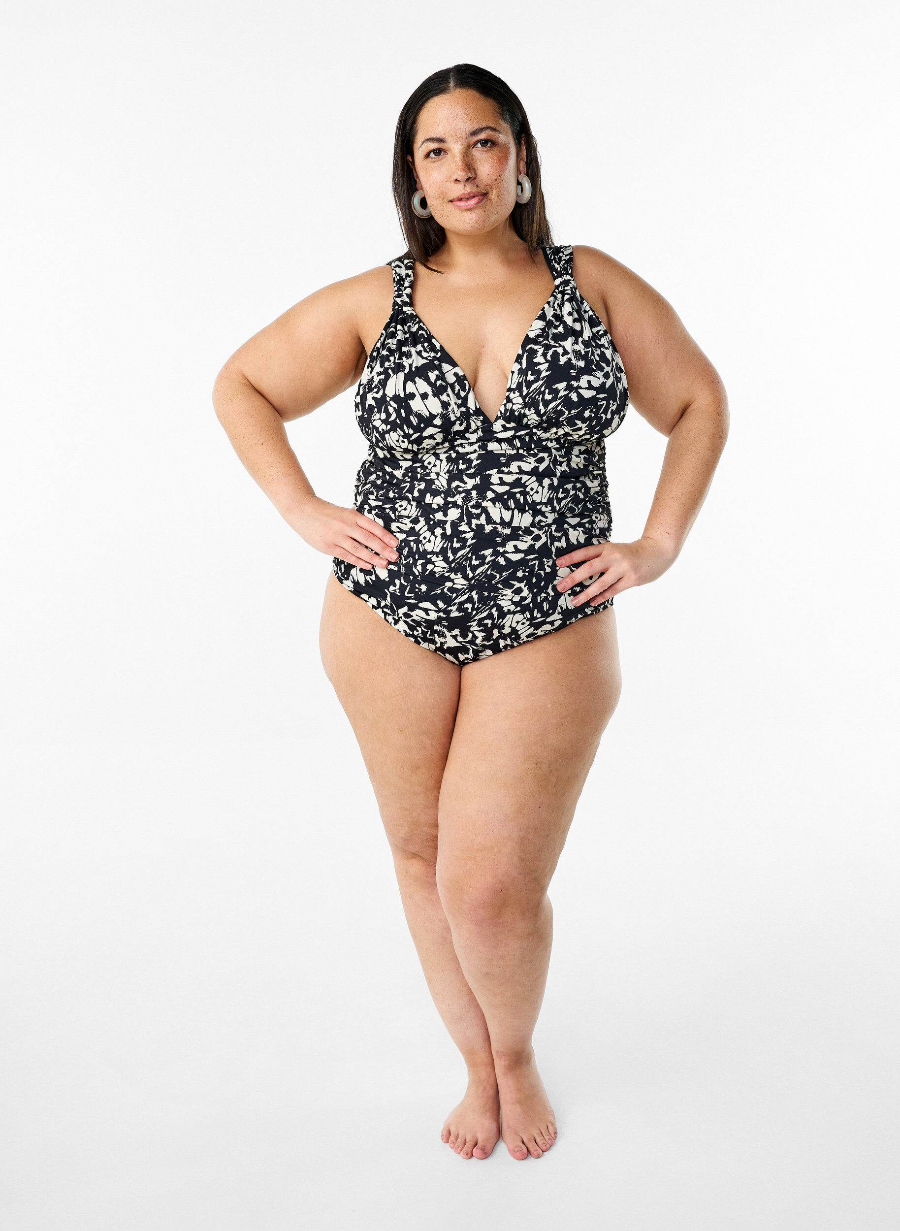 Zizzi Gemusterter Badeanzug mit tiefem V-Ausschnitt, Schwarz, Model image number 1