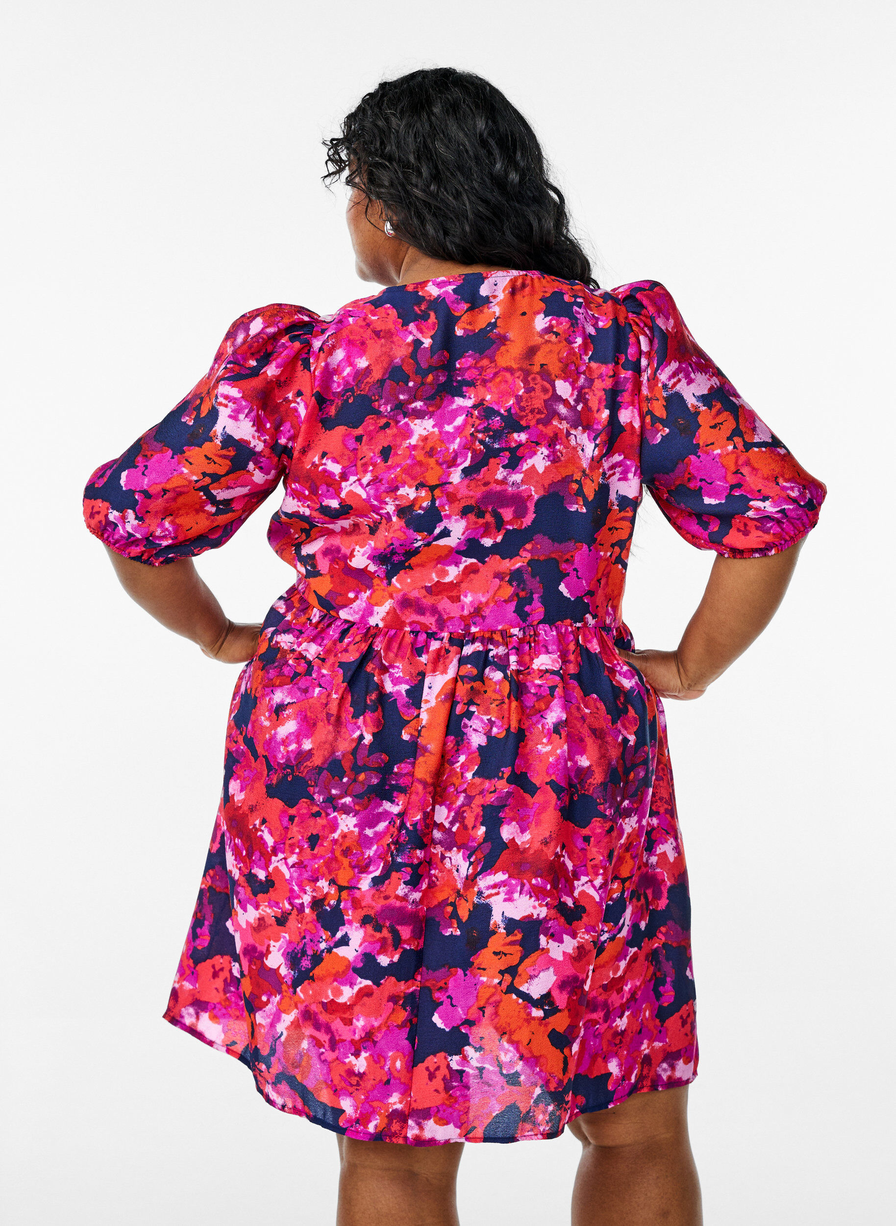 Zizzi Kurzes Kleid mit Print und V-Ausschnitt, Pink, Model image number 2