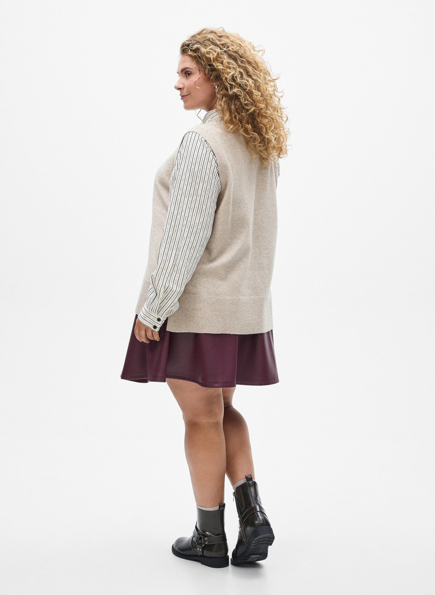 ZizziStrickweste mit Rippb&auml;ndern, Beige, Model image number 2