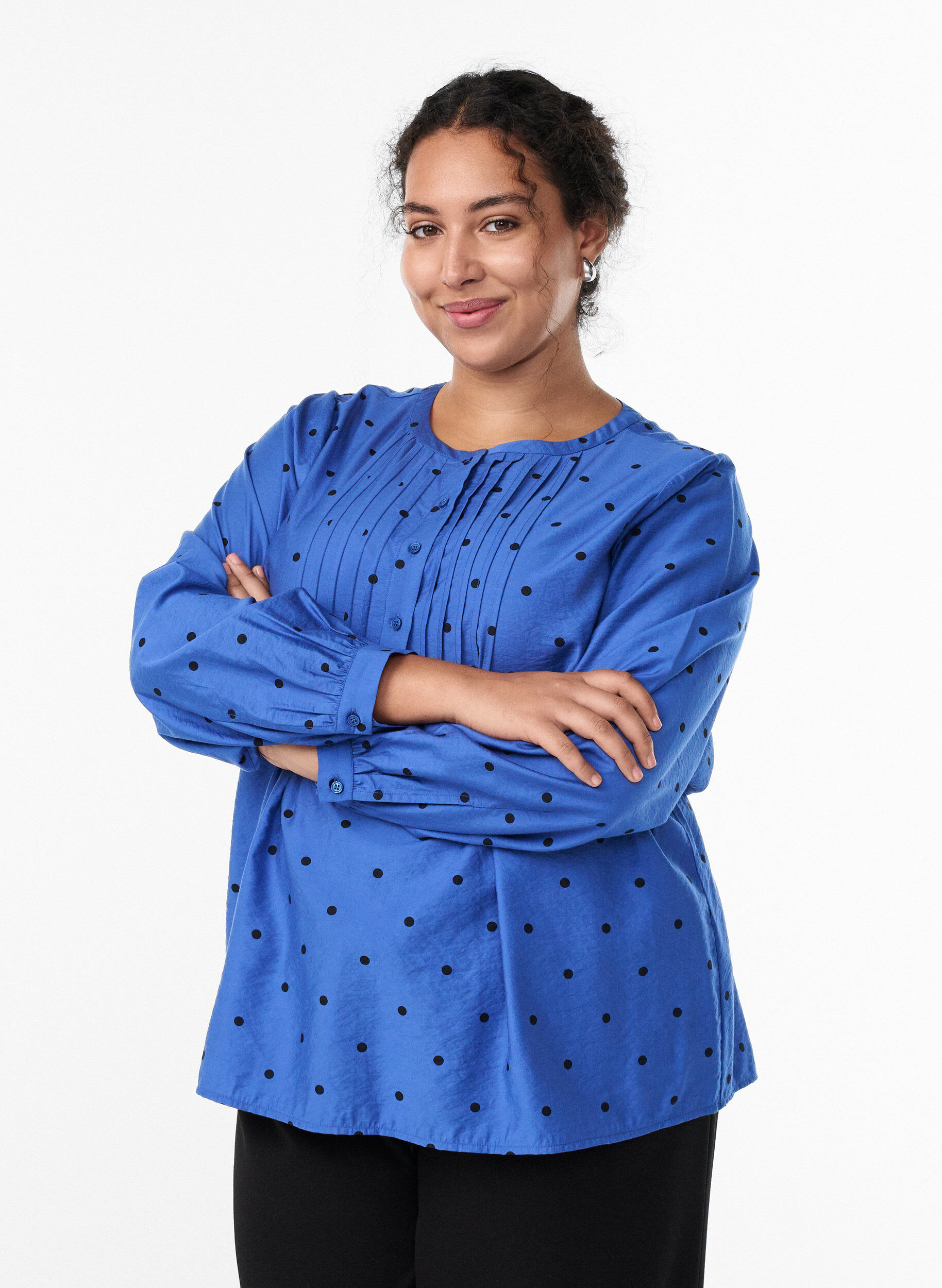 Gepunktete Bluse mit langen &Auml;rmeln, Blau, Model
