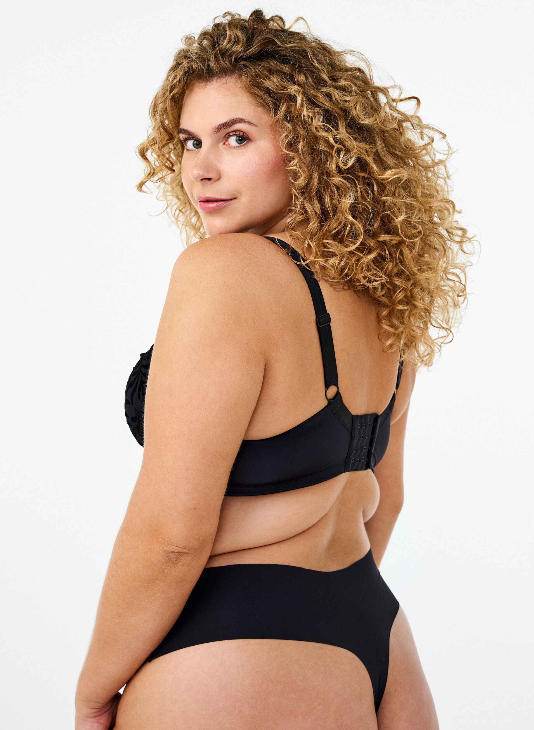 Zizzi Geformter BH mit Samtmuster, Schwarz, Model image number 2