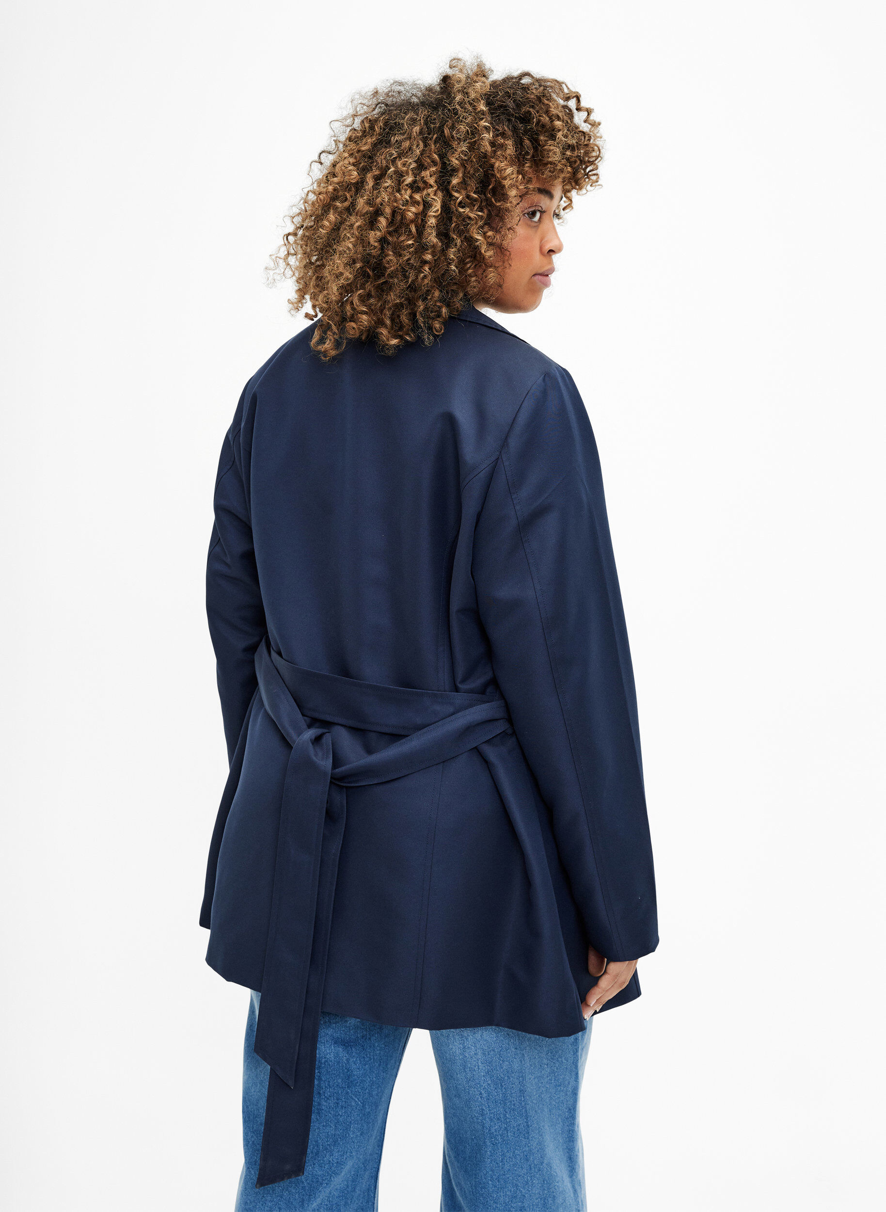 Zizzi Kurzer Trenchcoat mit G&uuml;rtel, Blau, Model image number 2