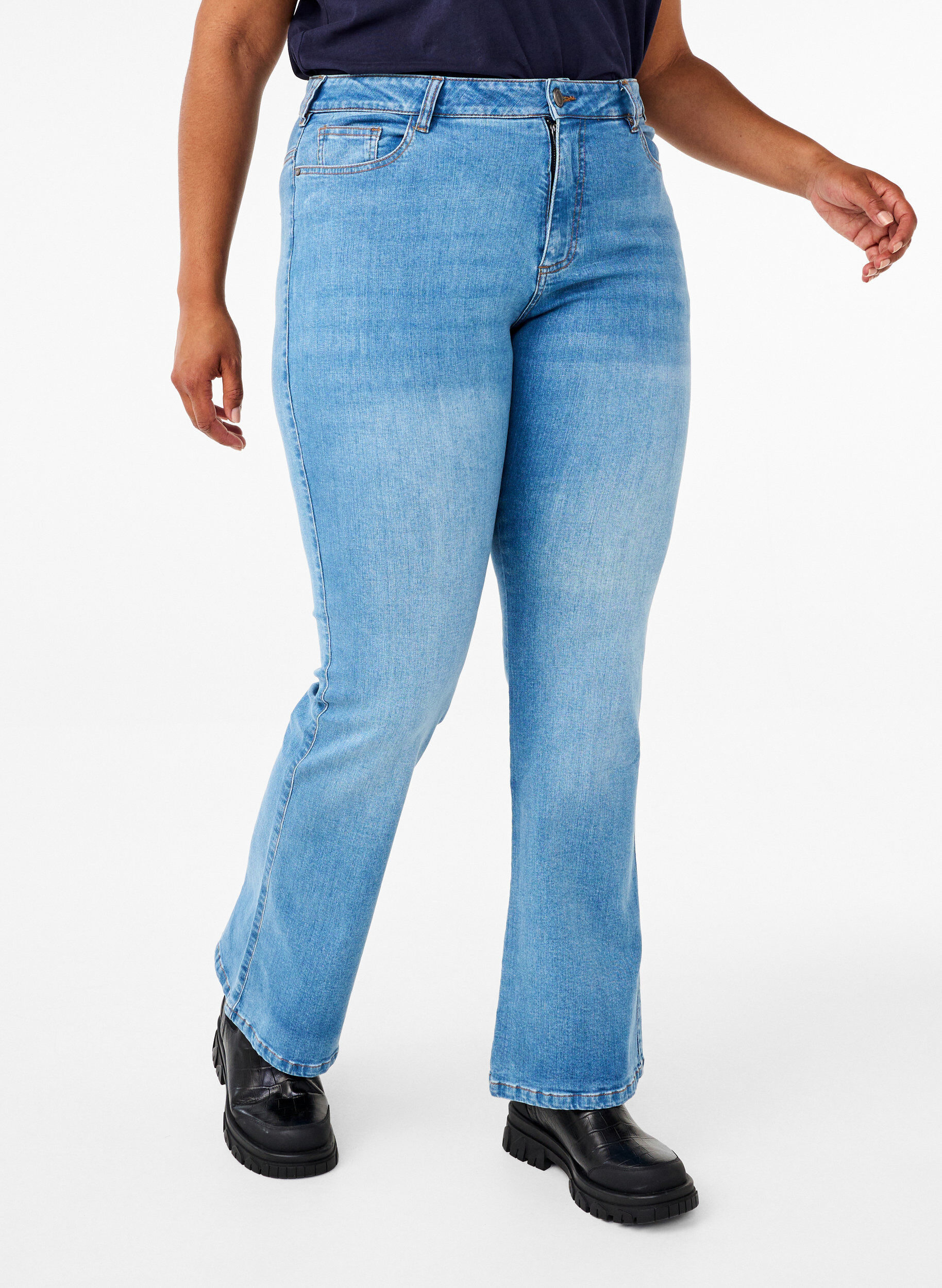 Zizzi Ellen Bootcut-Jeans mit hoher Taille, Blau, Model image number 2