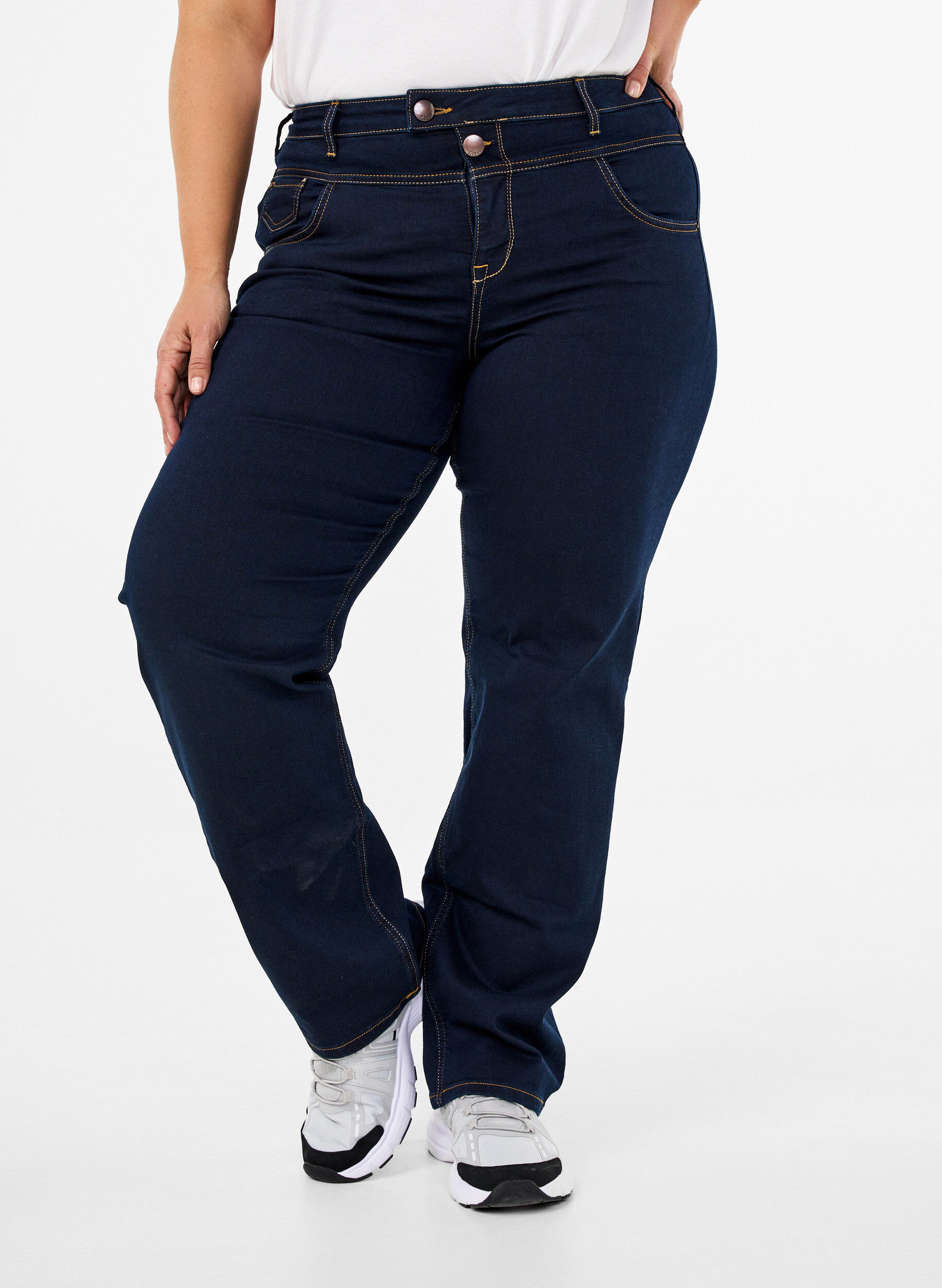 Zizzi Regular Fit Gemma Jeans mit hoher Taille, Blau, Model image number 4