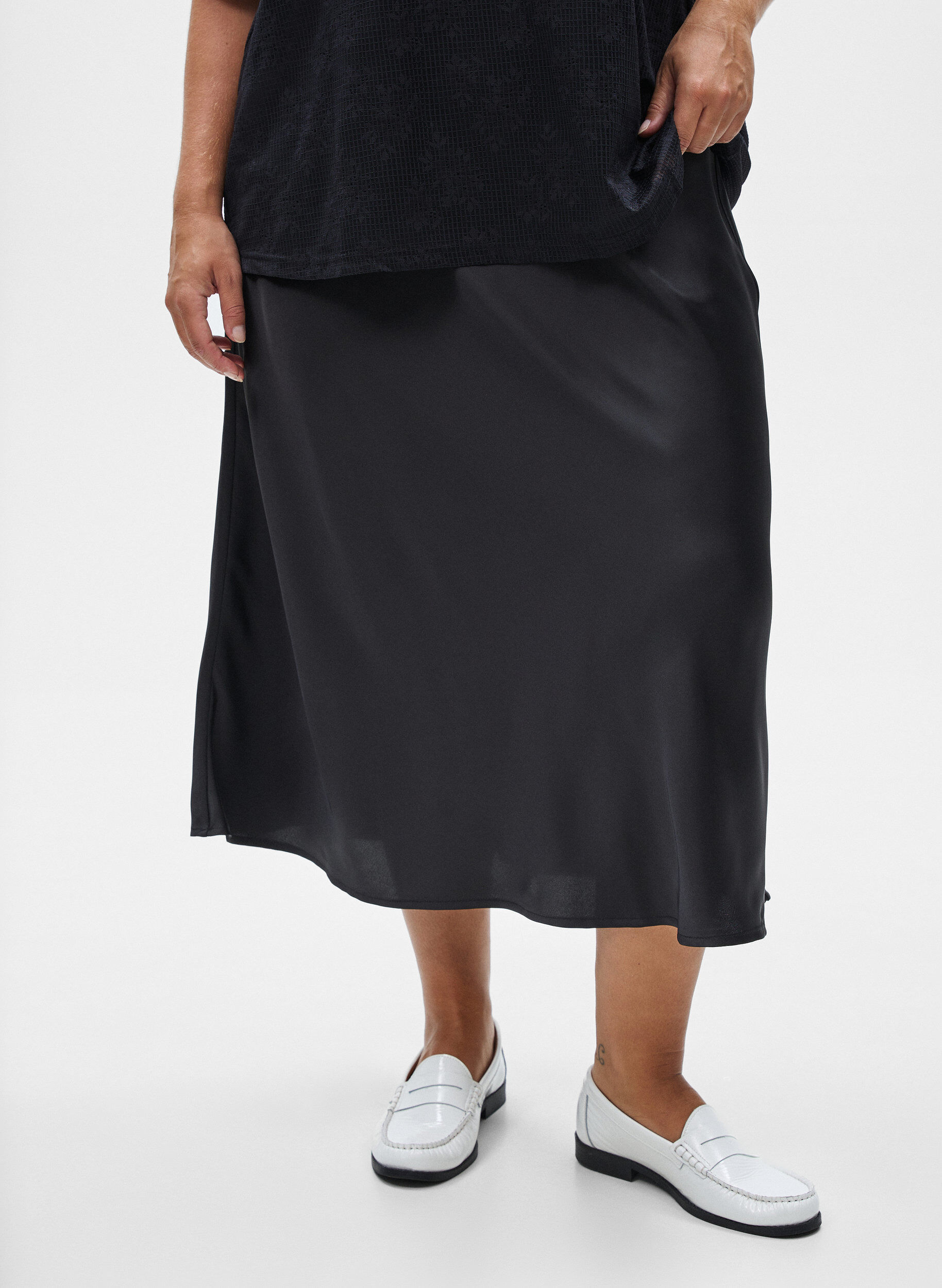 ZizziMidirock aus Satin, Schwarz, Model image number 3