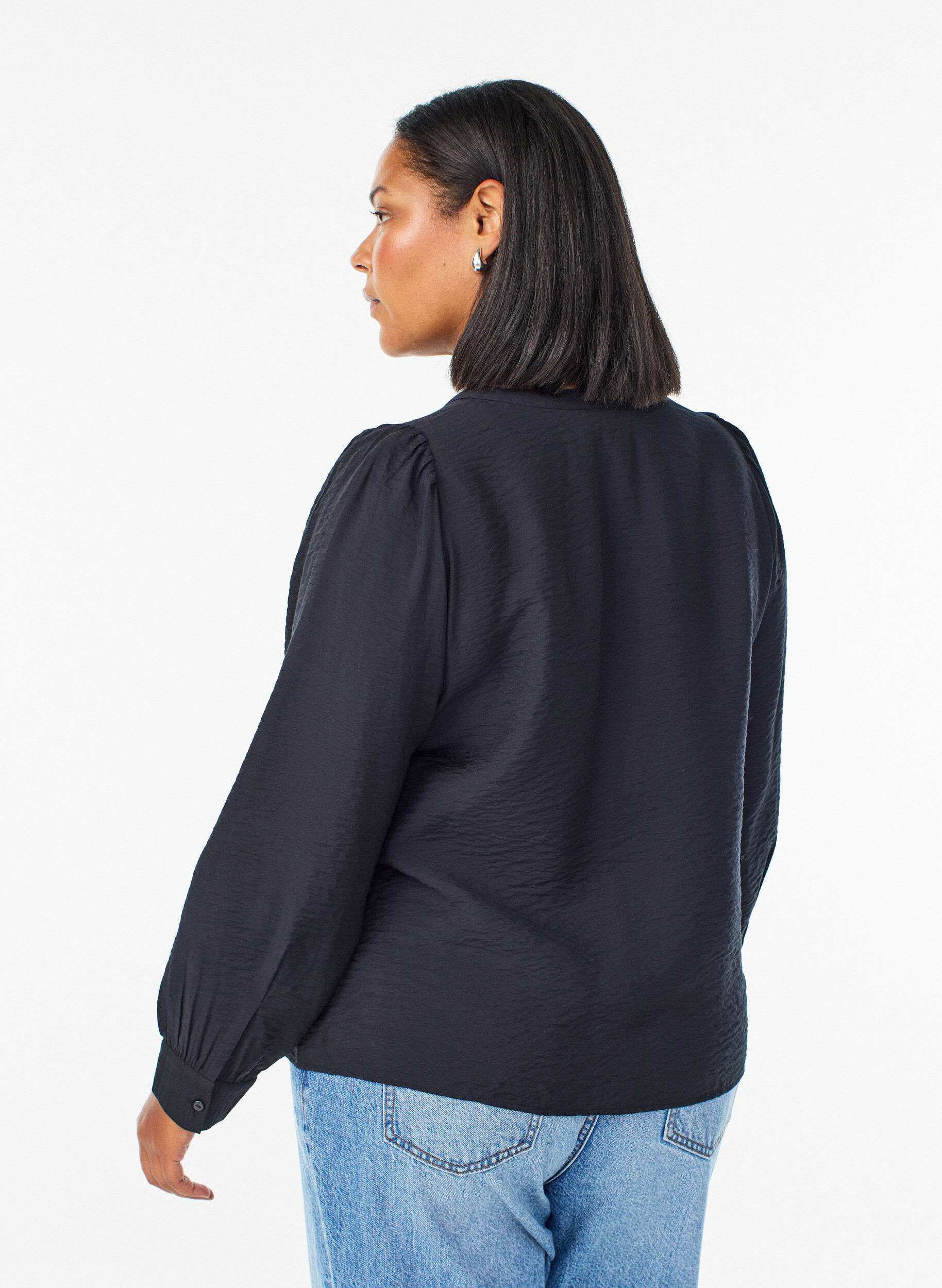 Zizzi Bluse mit V-Ausschnitt und bestickten B&auml;ndern, Schwarz, Model image number 2