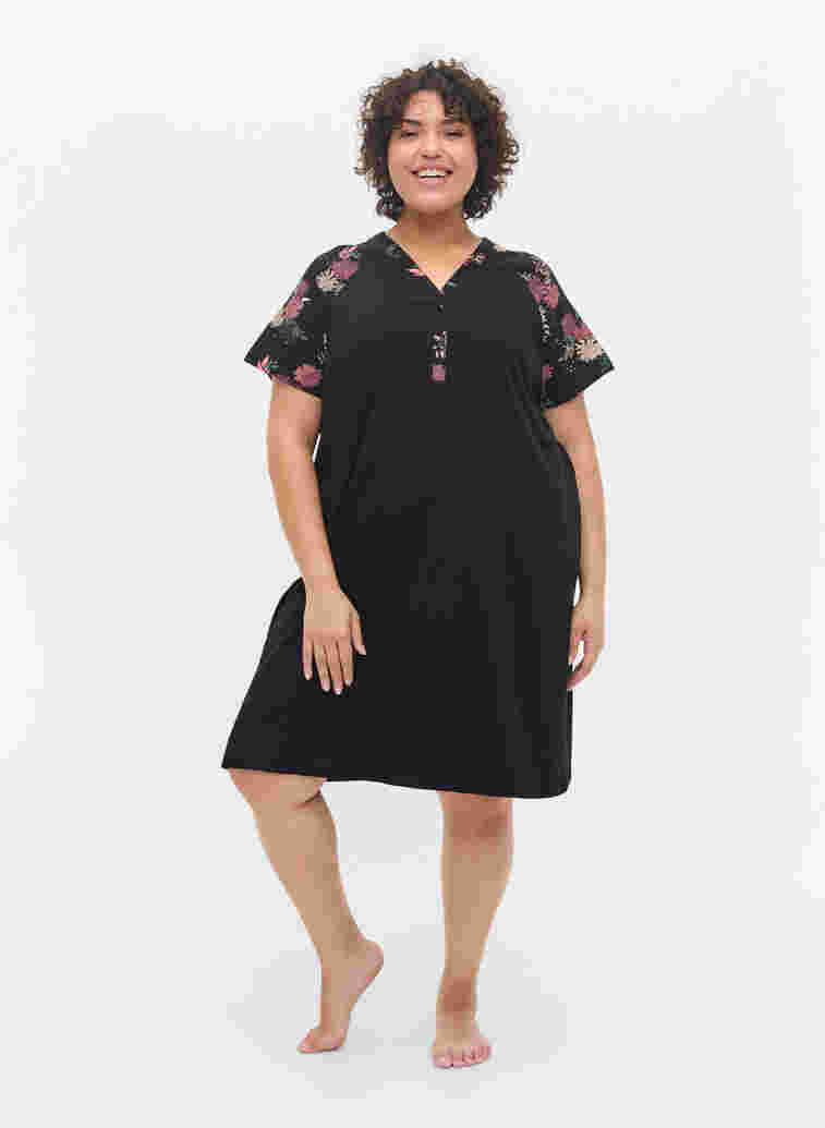 Kurzarm Nachthemd aus Baumwolle mit Printdetails, Black AOP Flower, Model image number 2