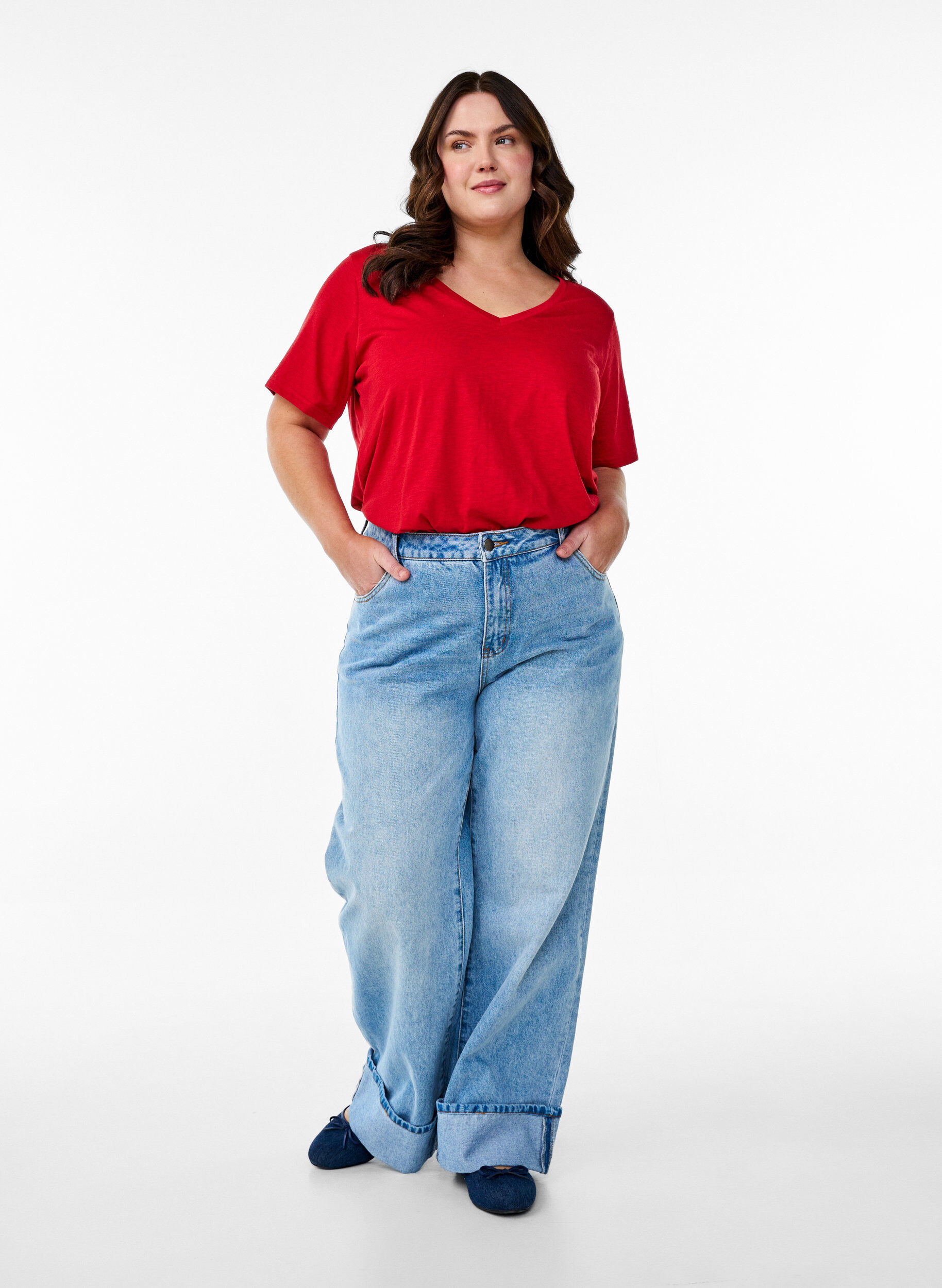 Zizzi Kurz&auml;rmliges Basic-T-Shirt mit V-Ausschnitt, Rot, Model image number 1