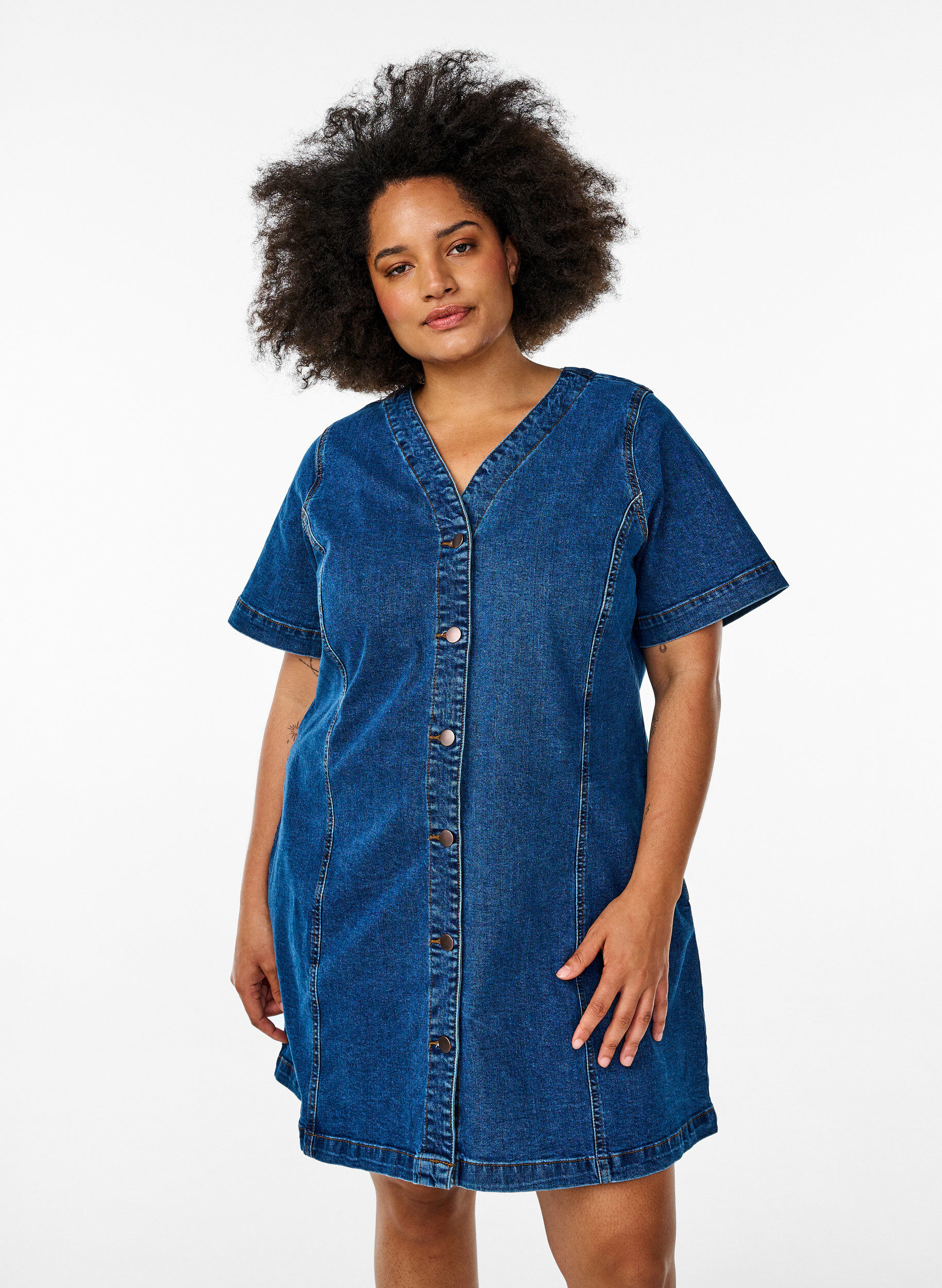 Zizzi Kurzes Jeanskleid mit V-Ausschnitt, Blau, Model image number 0