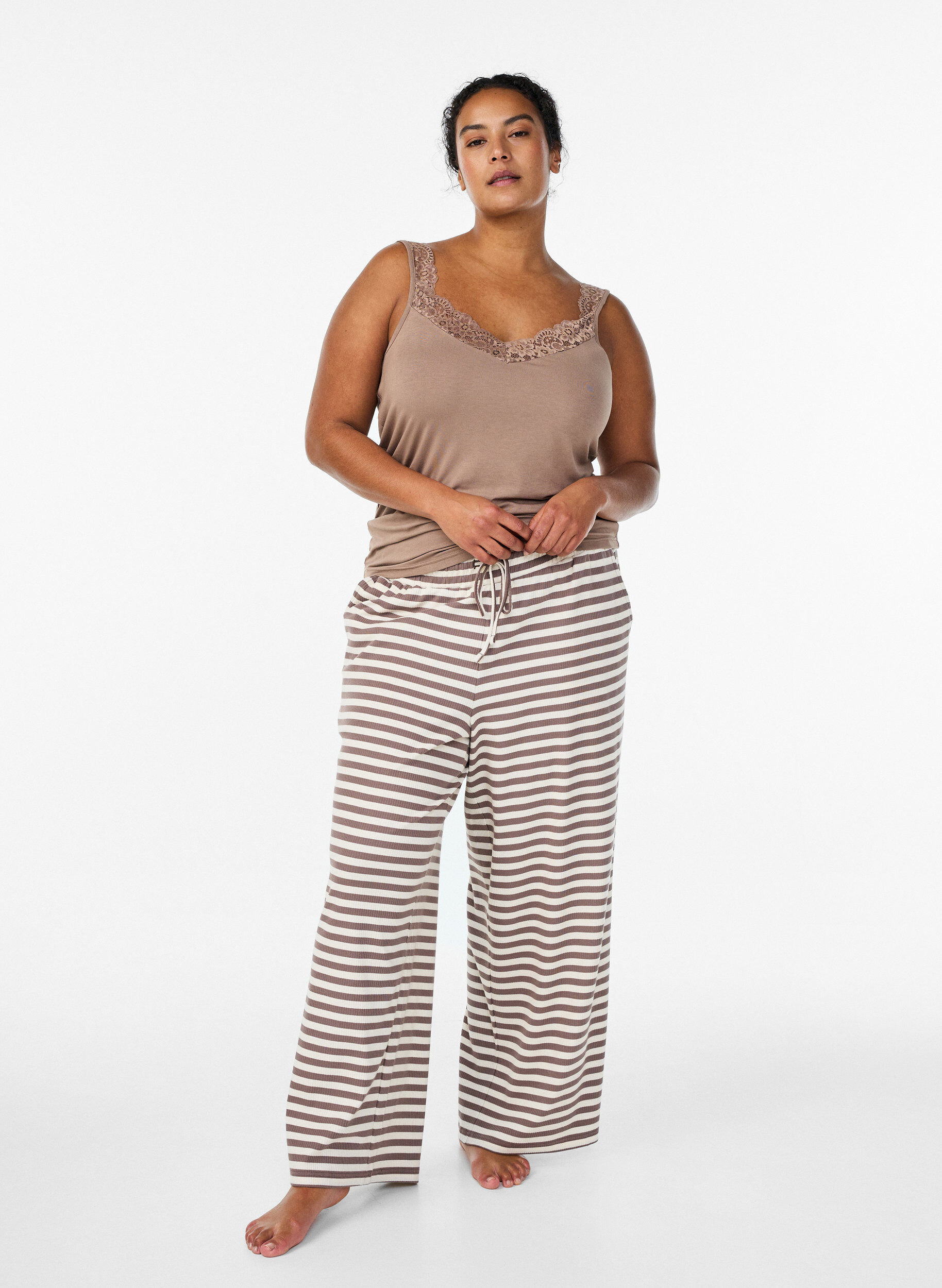 Gestreifte Schlafanzughose mit hoher Taille und weiten Beinen, Beige, Model