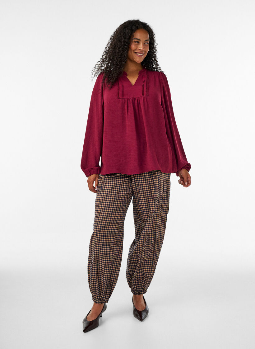 Bluse mit V-Ausschnitt und H&auml;kelband, Rot, Model image number 1
