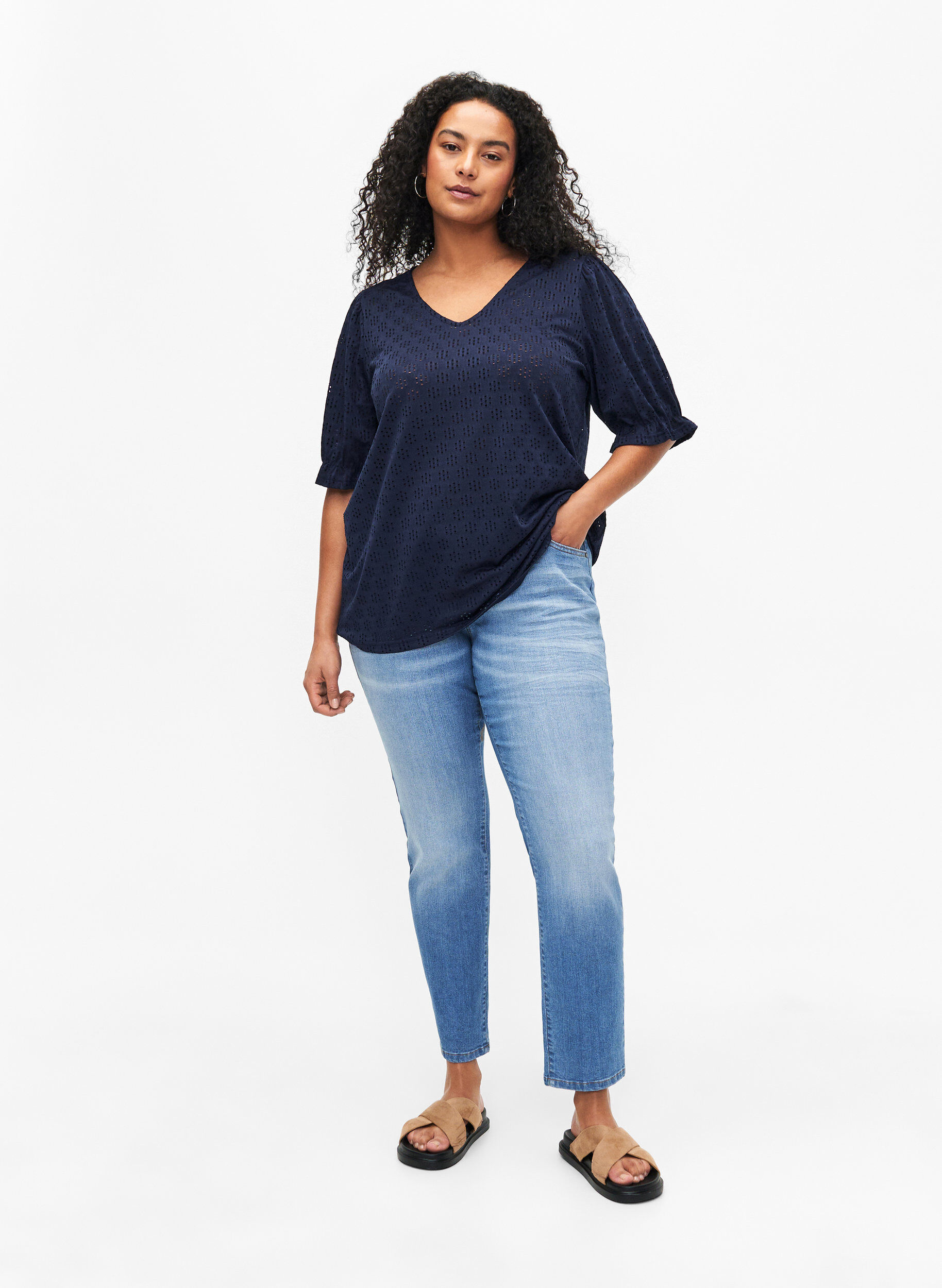 Zizzi Bluse mit V-Ausschnitt und Lochmuster, Navy Blazer, Model image number 2