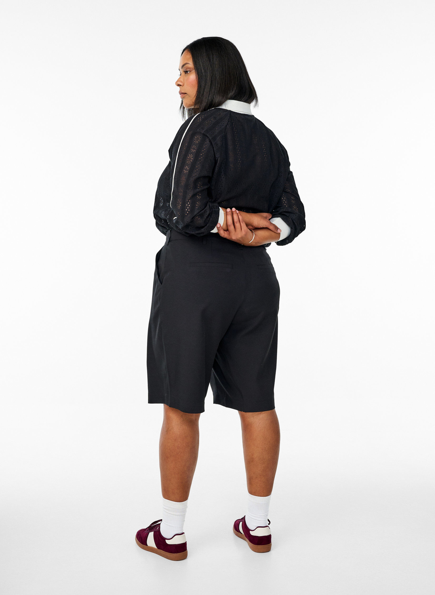 Zizzi Bermuda-Shorts mit hoher Taille, Schwarz, Model image number 2