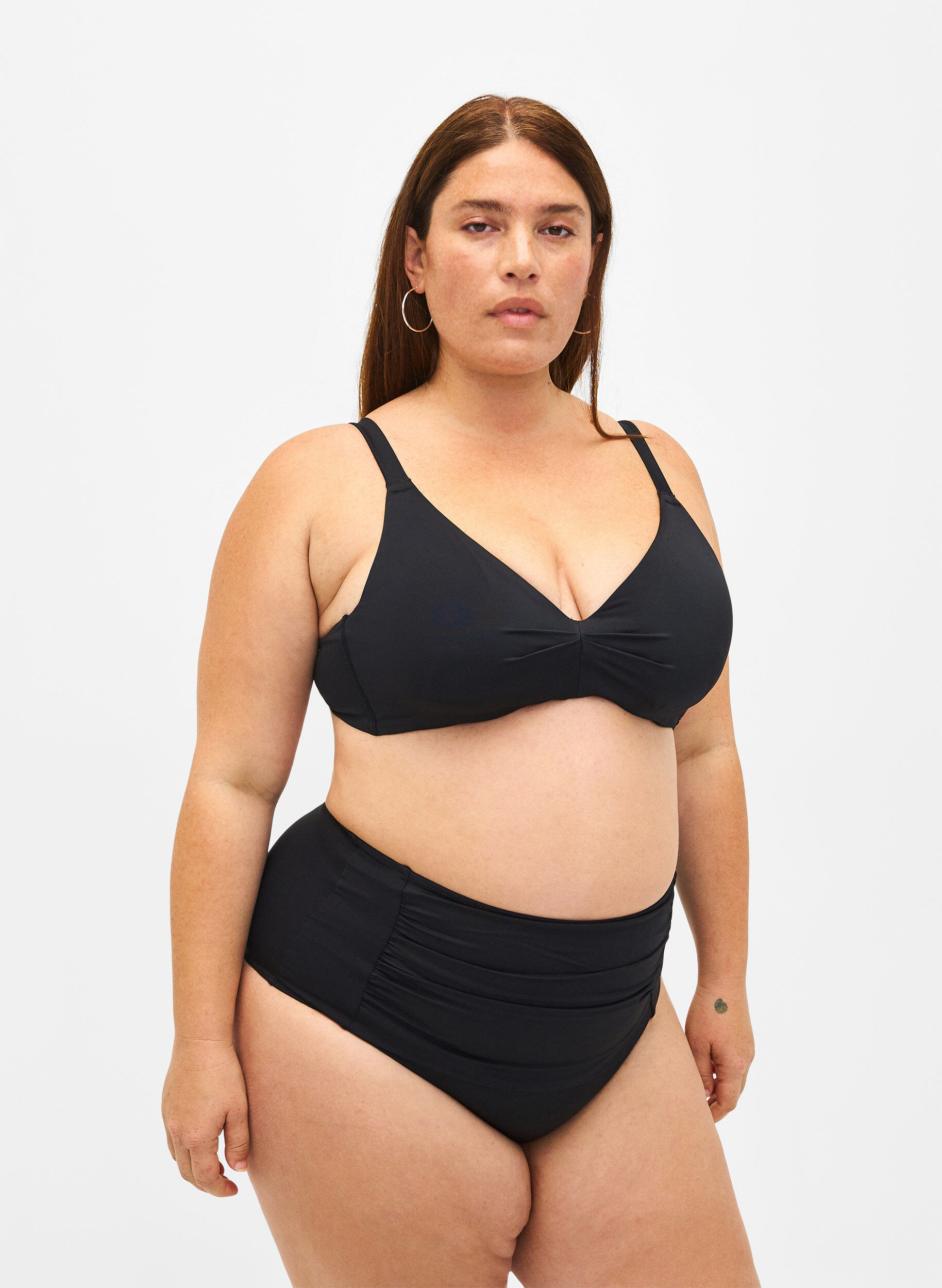 Zizzi Bikini-Oberteil mit B&uuml;gel und Faltendetail, Black, Model image number 2