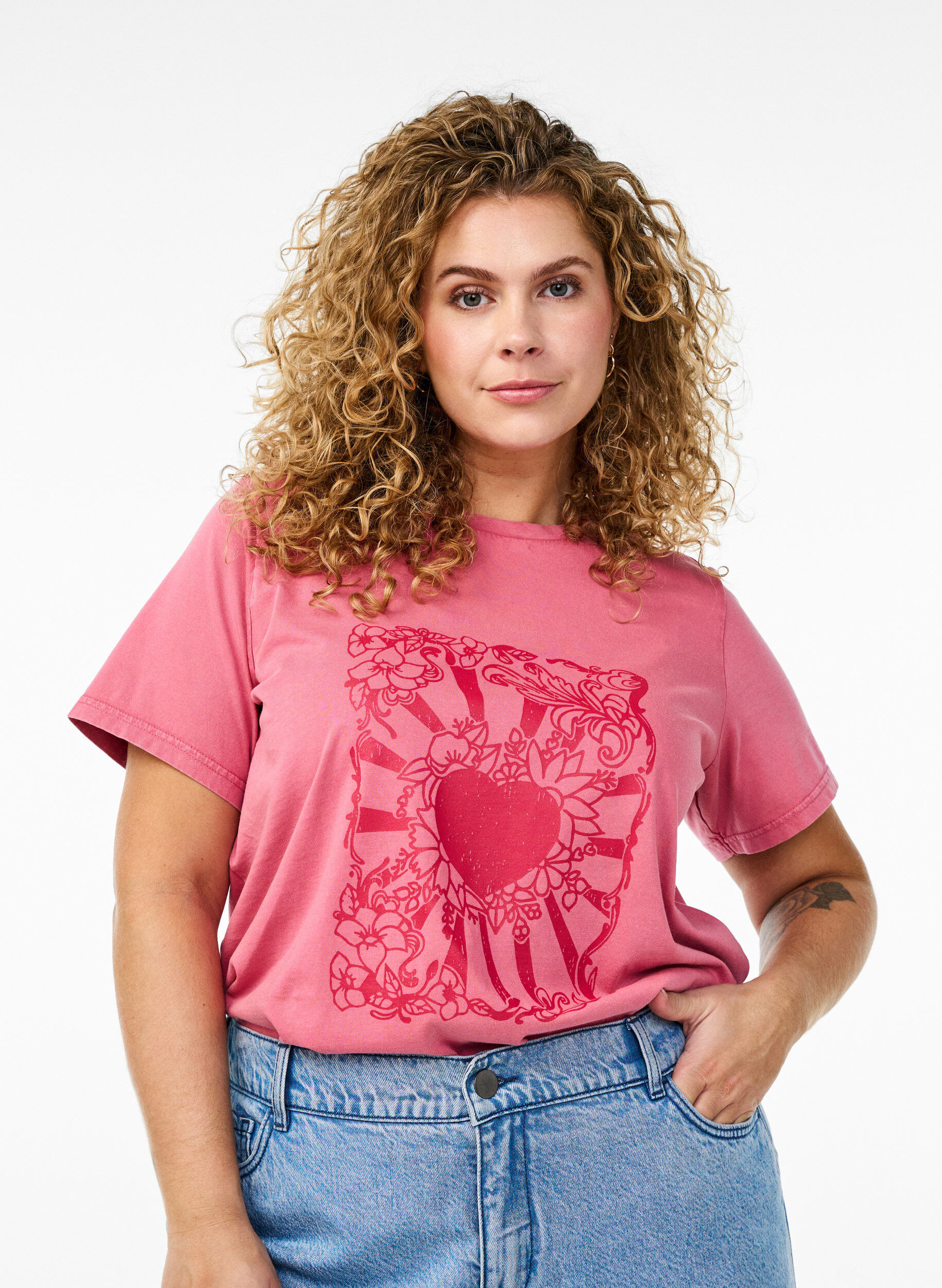 T-Shirt aus Bio-Baumwolle mit coolem Print, Rot, Model