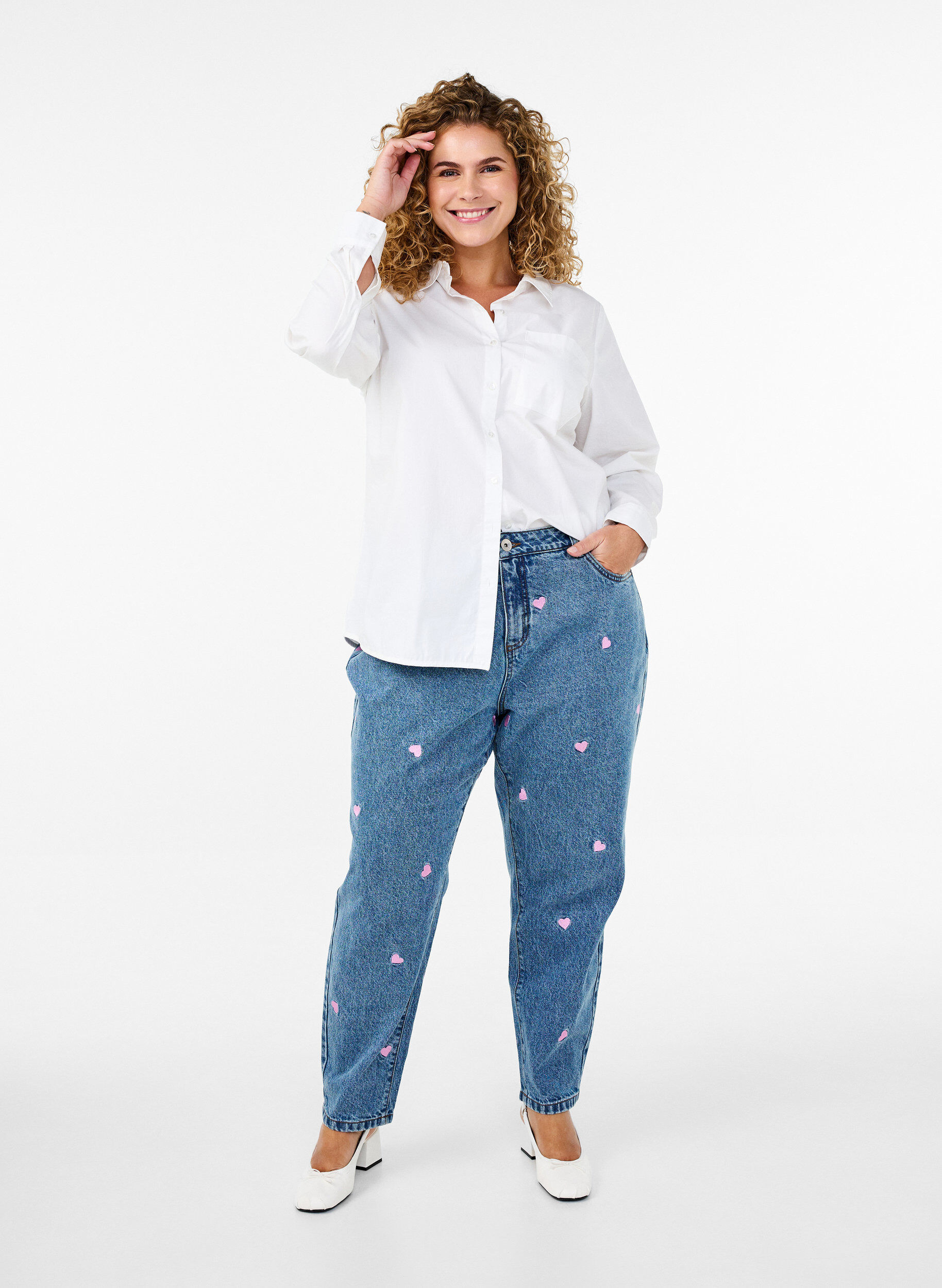Mille Mom Fit Jeans mit Stickerei, Blau, Model