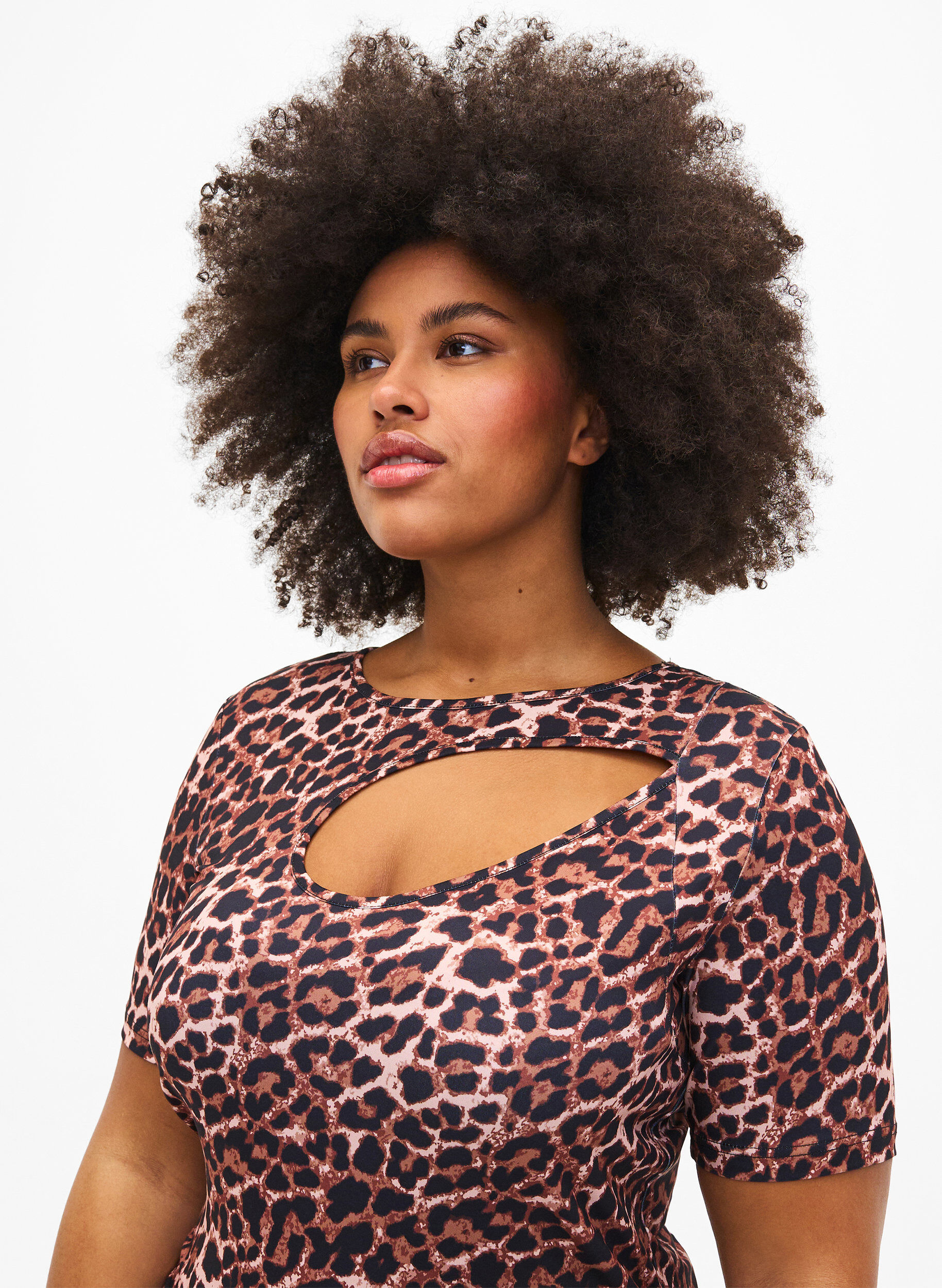 Zizzi Eng anliegendes Kleid mit Leopardenmuster und Cut-Out, Leopard AOP, Model image number 2