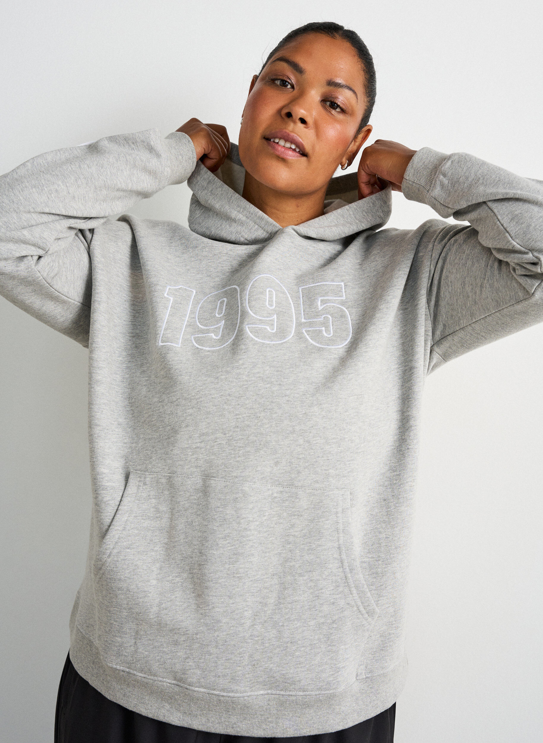 ZizziHoodie mit besticktem Motiv, Grau, Model image number 0