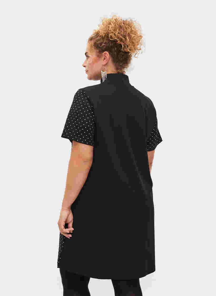 Kurzärmeliges Kleid mit Strasssteinen, Black, Model image number 1