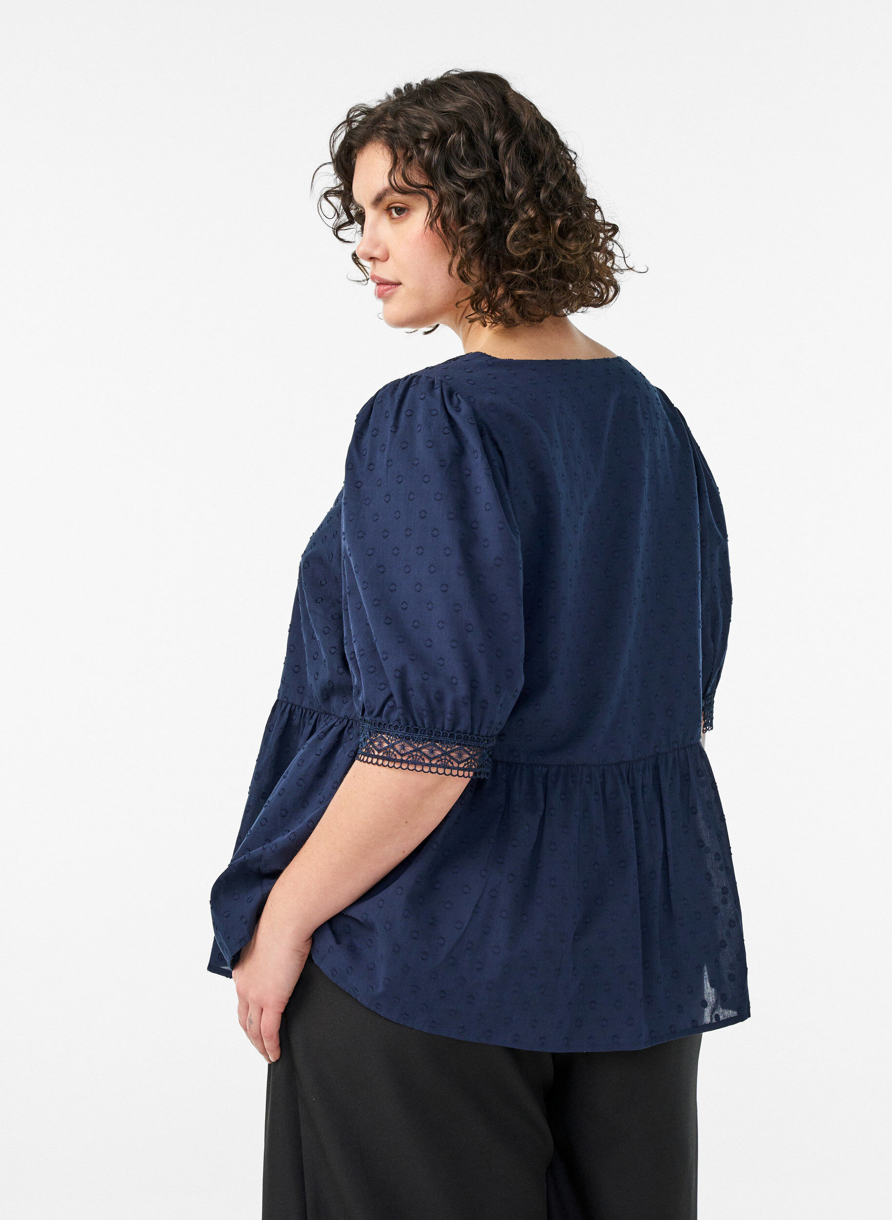 Zizzi Bluse aus strukturierter Baumwolle mit H&auml;keldetails, Blau, Model image number 2