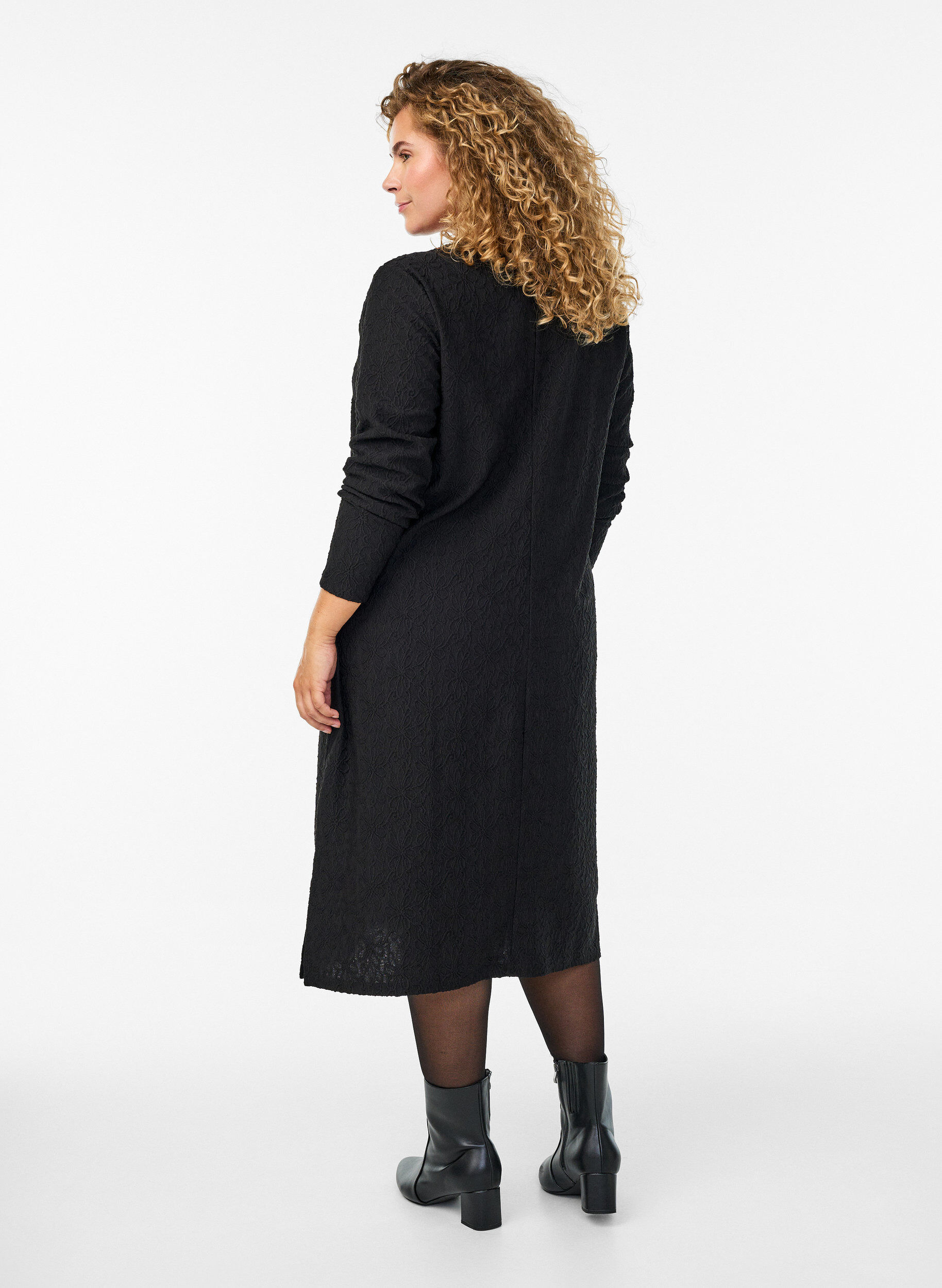 Zizzi Gebl&uuml;mtes, strukturiertes Kleid mit langen &Auml;rmeln, Schwarz, Model image number 1