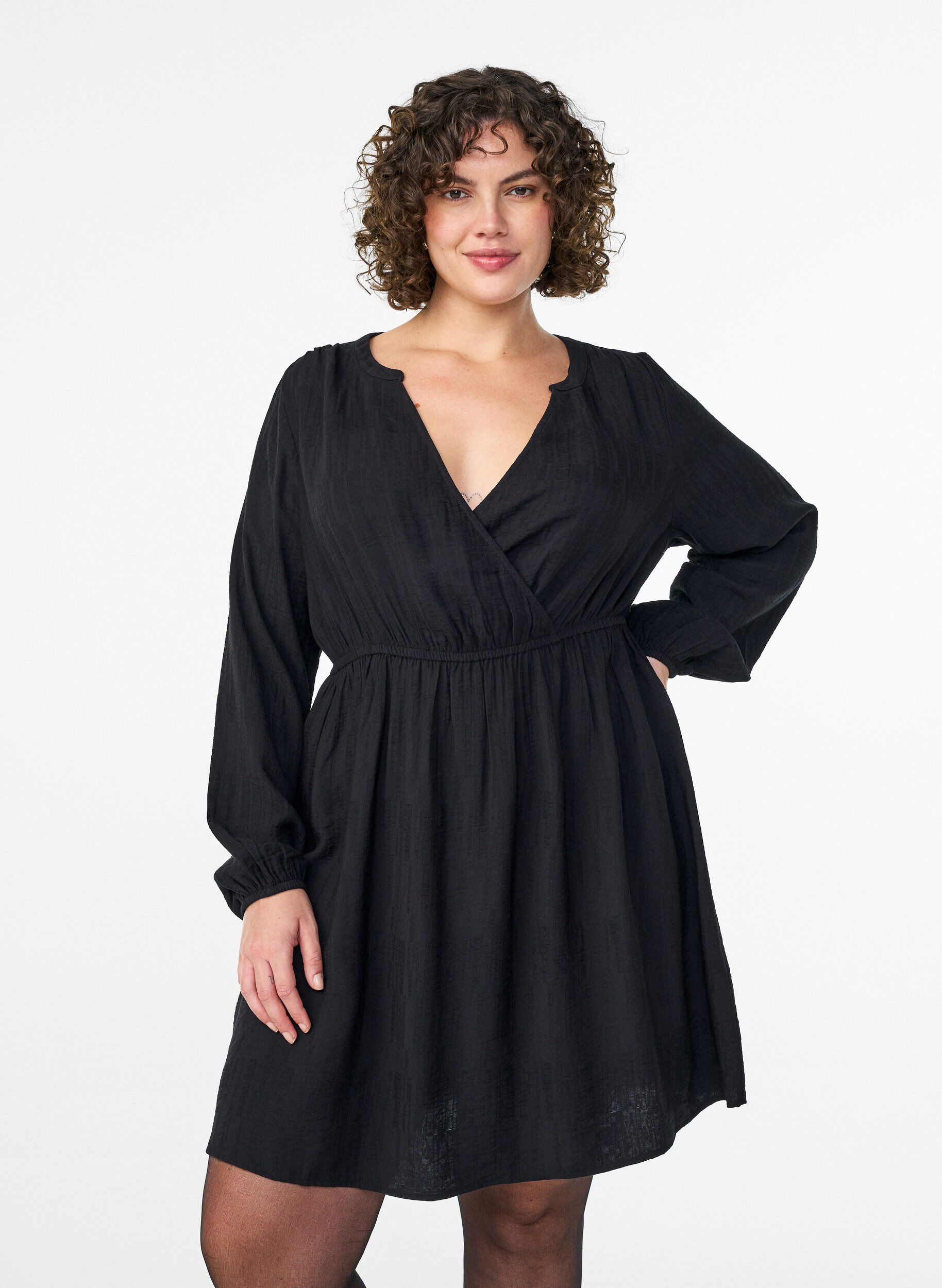 Kurzes strukturiertes Kleid in Wickeloptik, Schwarz, Model