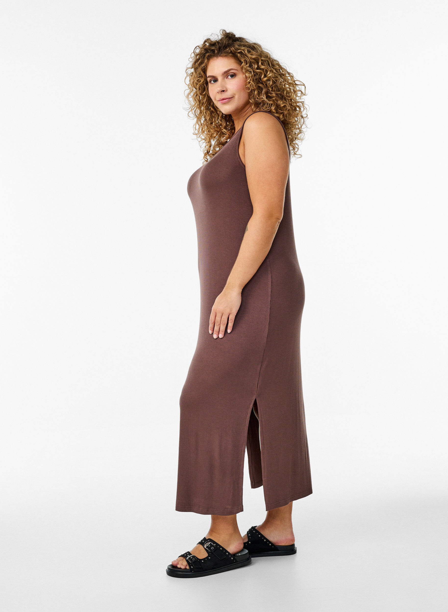 Zizzi &Auml;rmelloses geripptes Kleid aus Viskose, Braun, Model image number 0