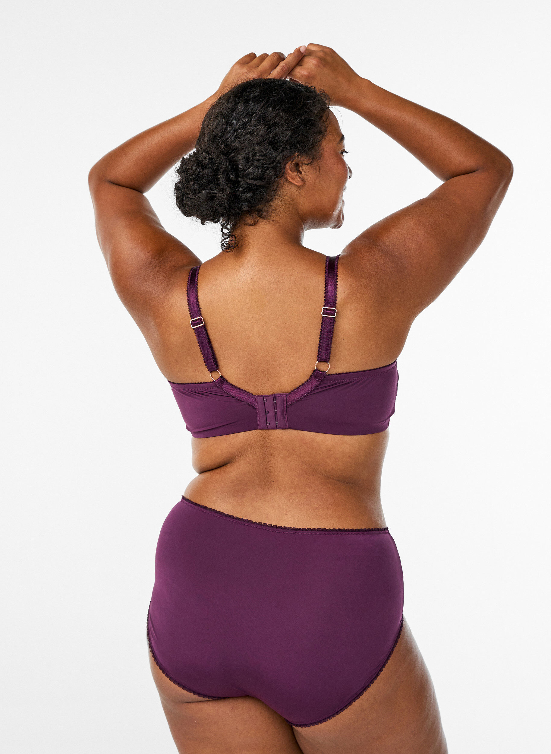 Zizzi Gepolsterter BH mit Blumenstickerei, Lila, Model image number 2