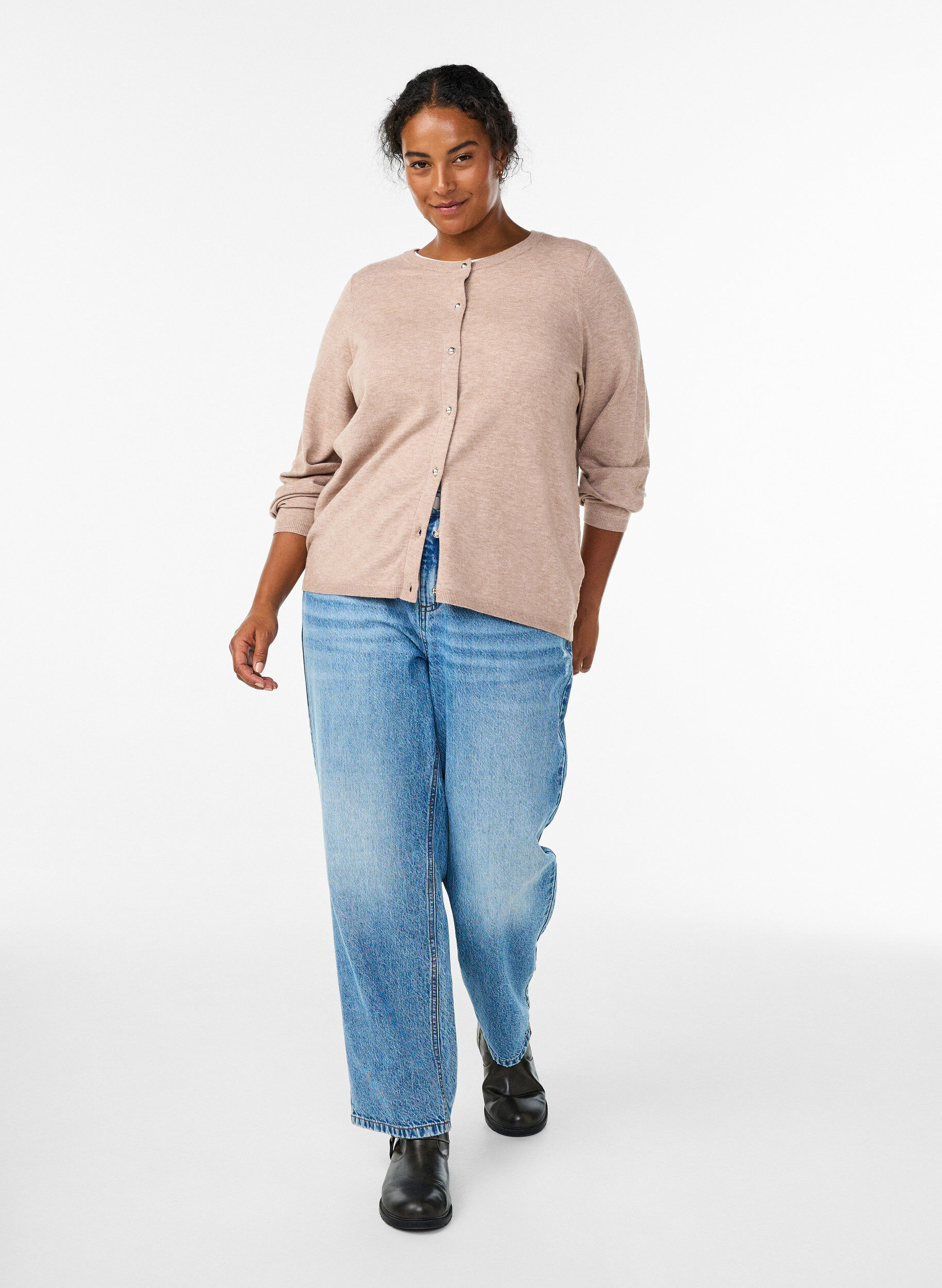 Zizzi Cardigan mit runden Kn&ouml;pfen, Beige, Model image number 1