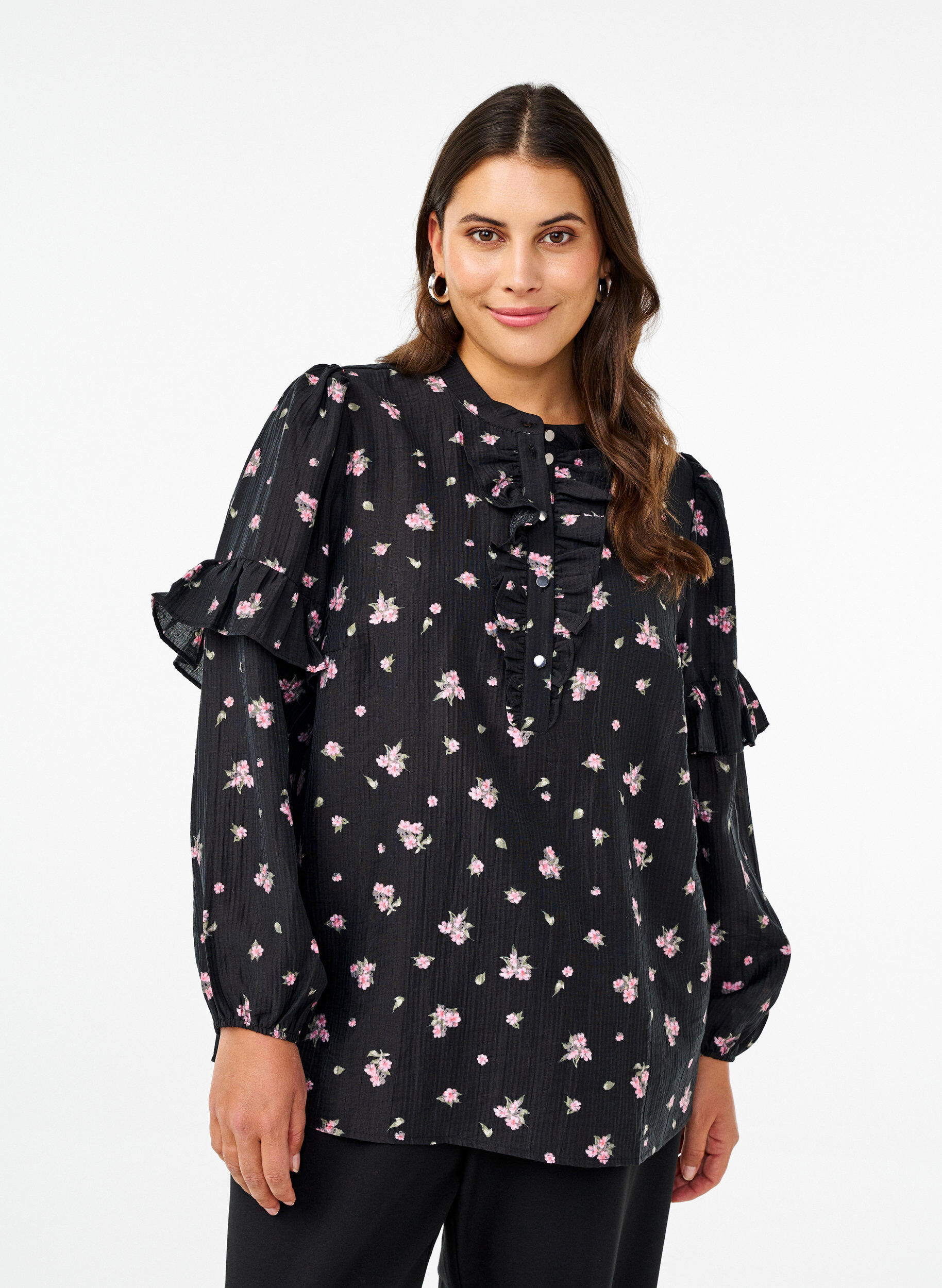 Zizzi Gebl&uuml;mte Bluse aus Lyocell, Schwarz, Model image number 0