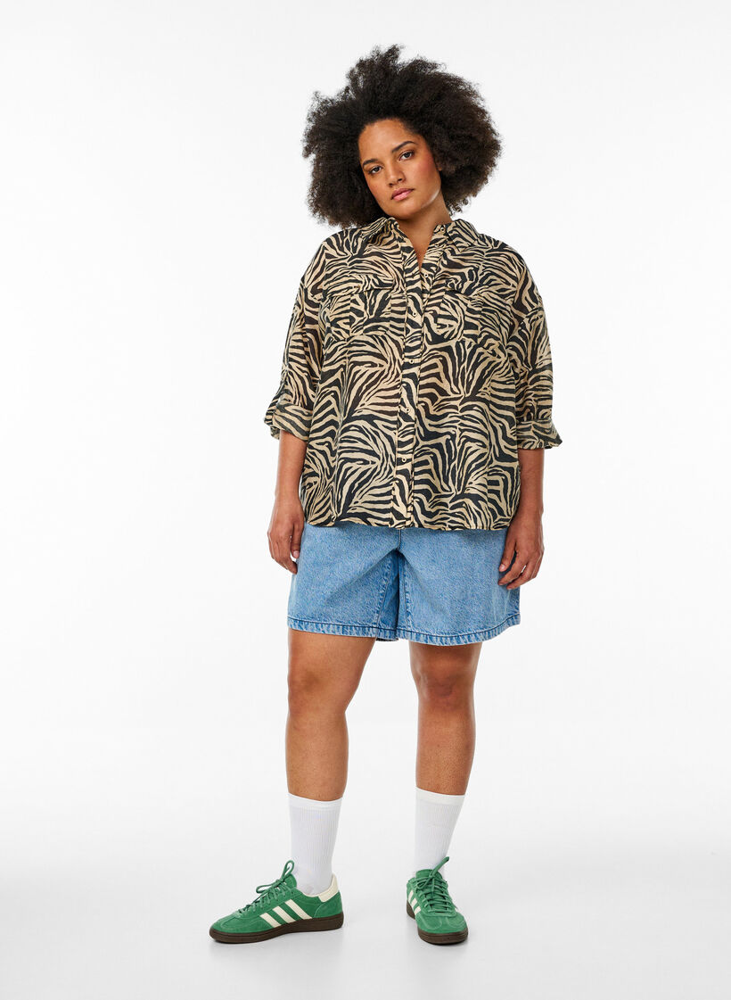 Locker sitzendes Shirt mit Tierprint und Brusttaschen, Schwarz, Model image number 1