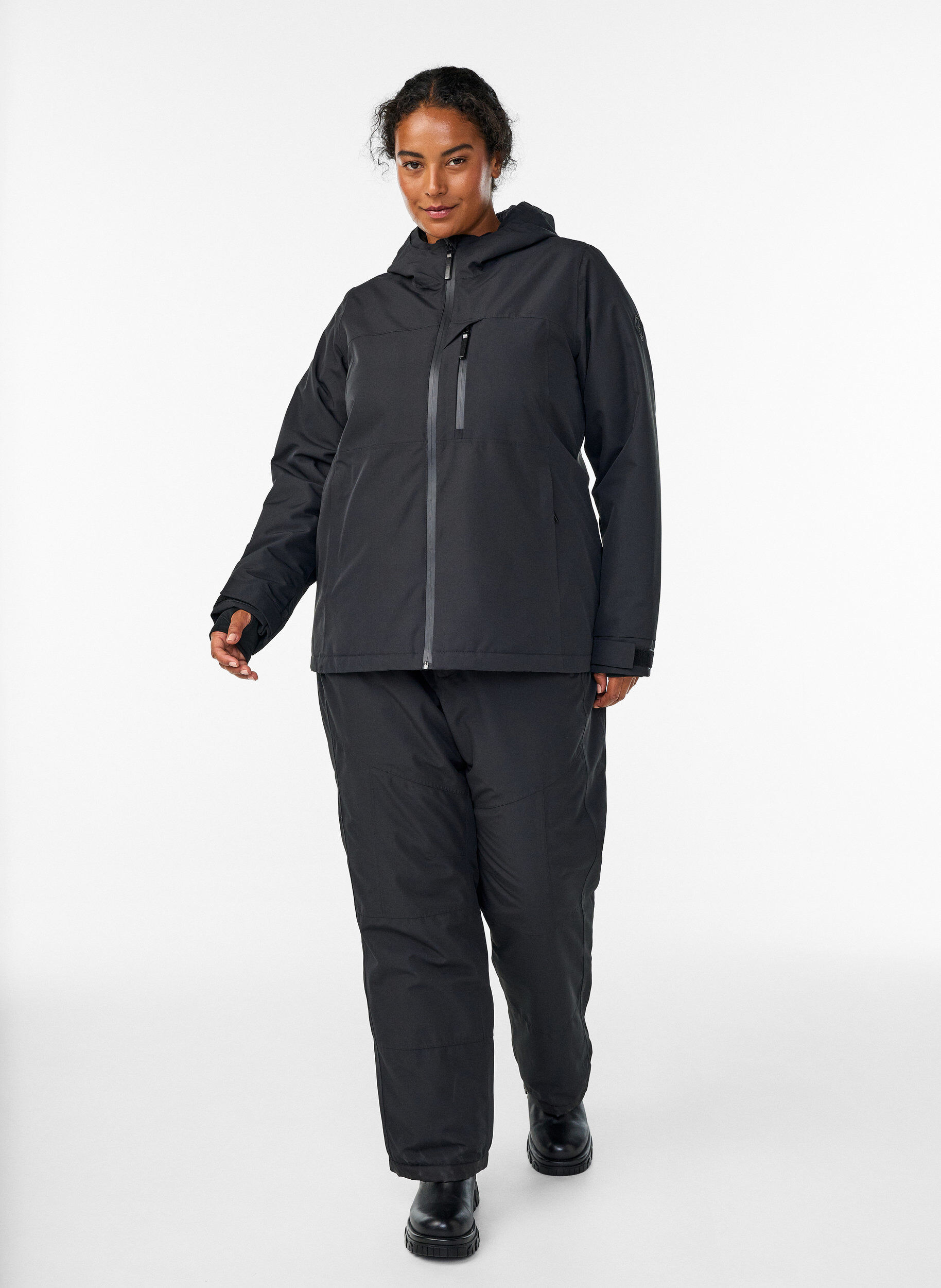 Zizzi Skijacke mit Kapuze und Rei&szlig;verschlusstaschen, Schwarz, Model image number 1