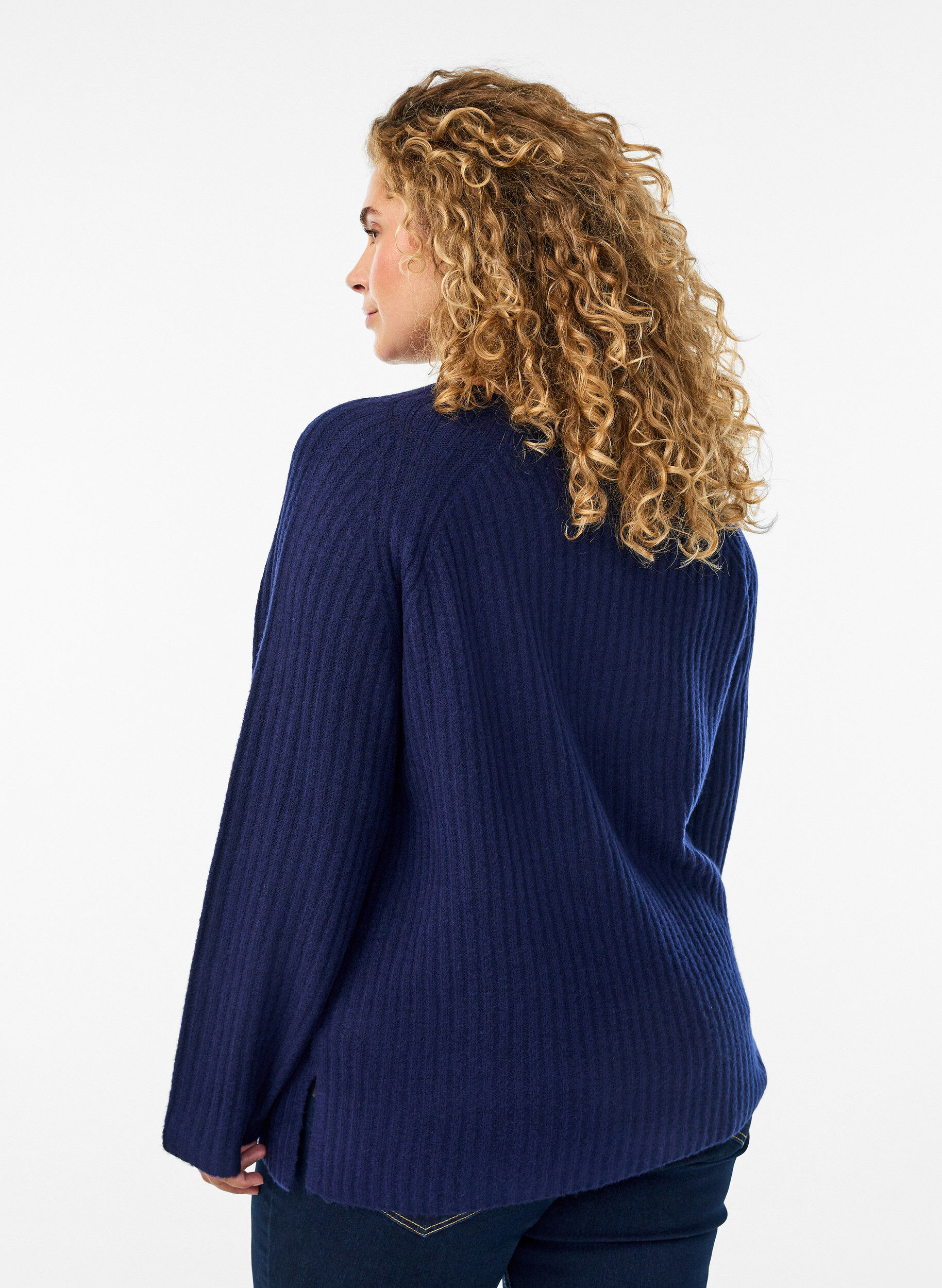 Zizzi Pullover aus Rippstrick mit Zierkn&ouml;pfen, Blau, Model image number 2
