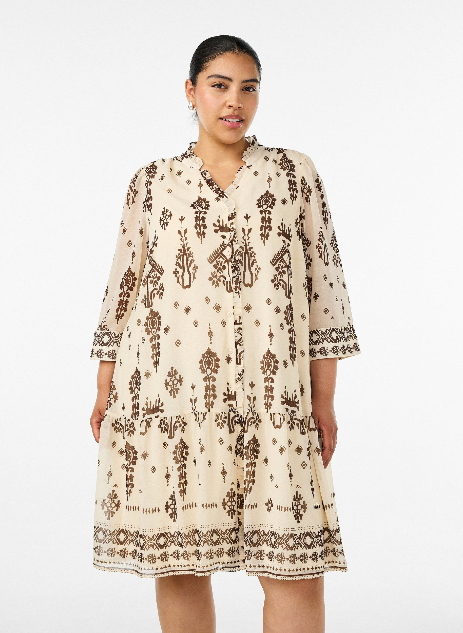 Kleid mit Ornament-Print und R&uuml;schenkragen, Beige, Model
