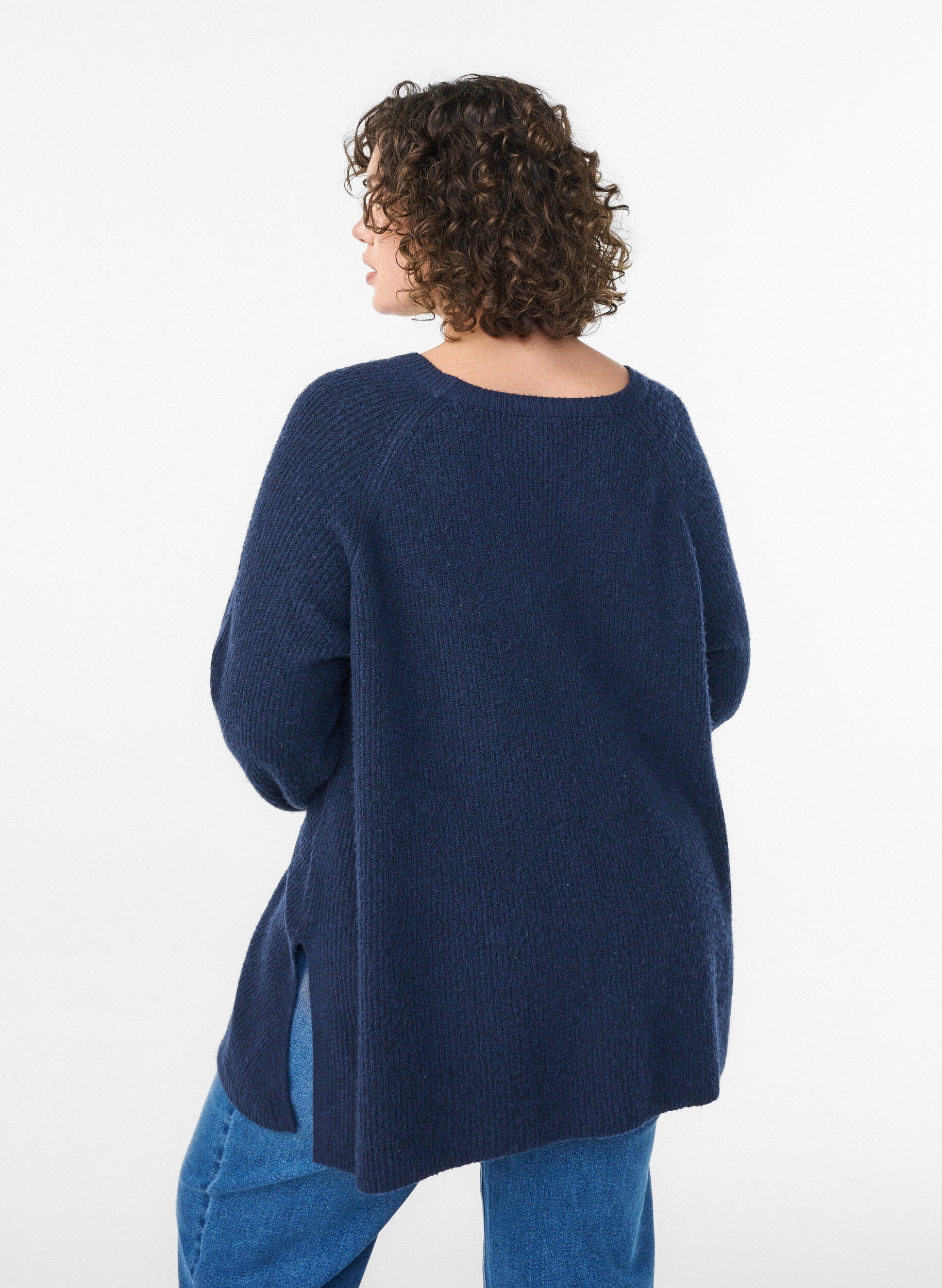 Zizzi Strickpullover mit diagonalem Muster und Raglan&auml;rmeln, Blau, Model image number 2