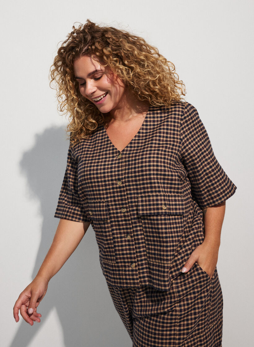 Karierte Bluse mit Brusttaschen, Braun, Model image number 0