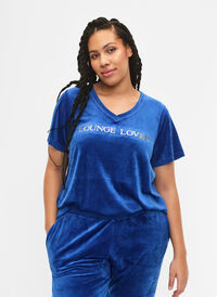T-Shirt aus Velours mit V-Ausschnitt, Monaco Blue, Model